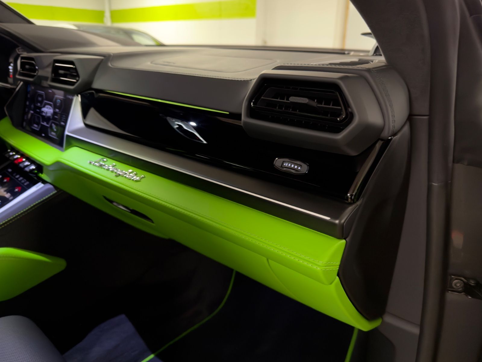 Fahrzeugabbildung Lamborghini URUS SE MASSAGE HEADUP B&O PANO STYLEPACK FULL