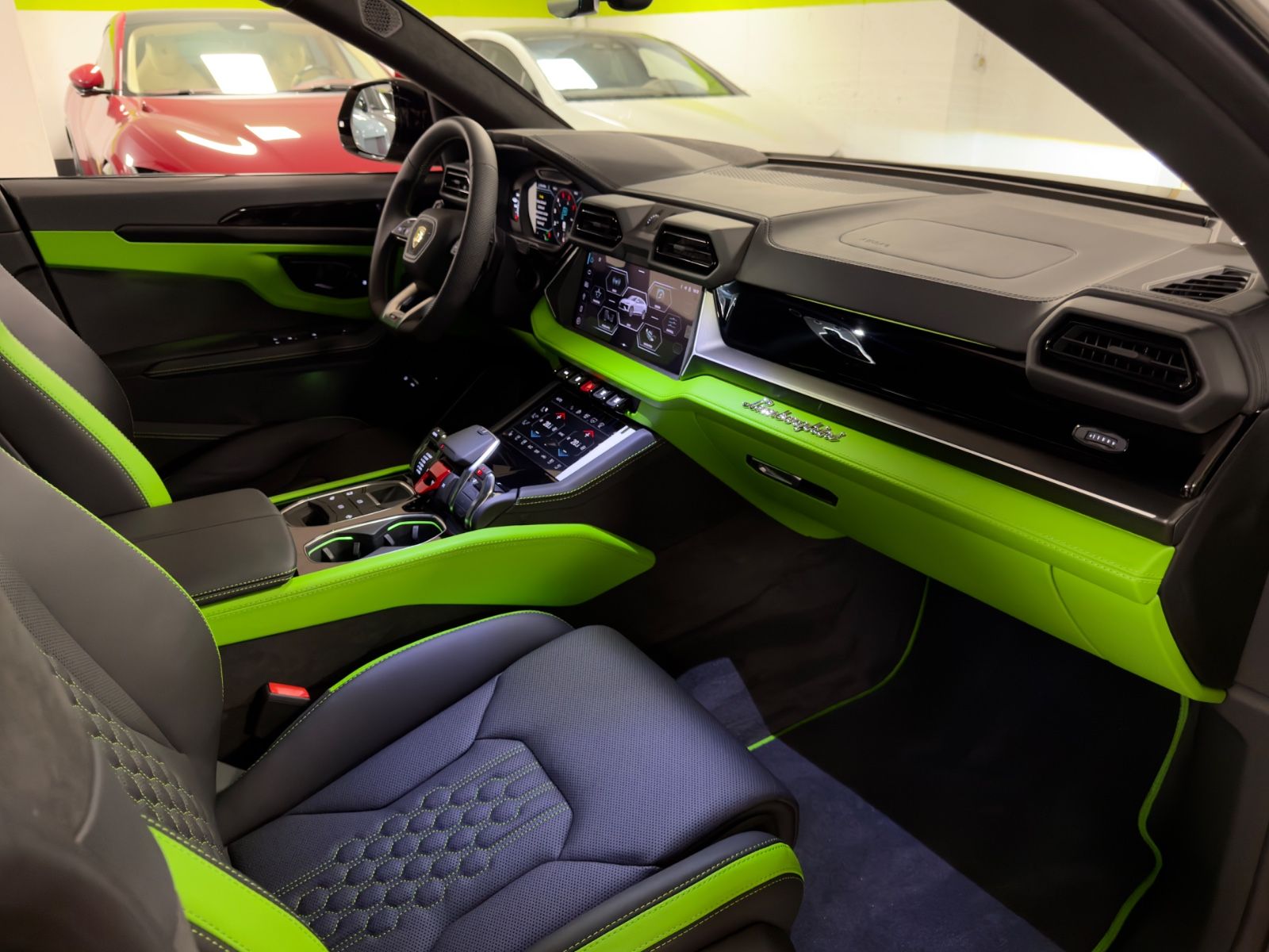 Fahrzeugabbildung Lamborghini URUS SE MASSAGE HEADUP B&O PANO STYLEPACK FULL