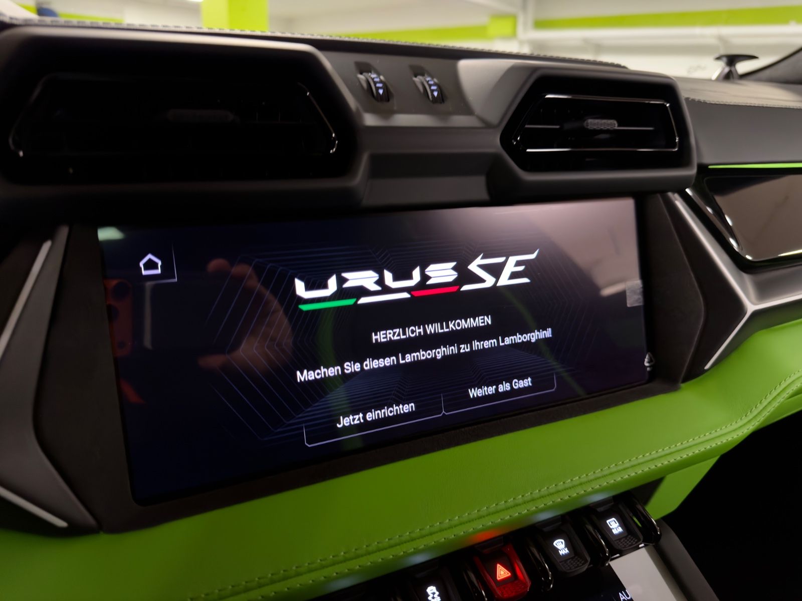 Fahrzeugabbildung Lamborghini URUS SE MASSAGE HEADUP B&O PANO STYLEPACK FULL