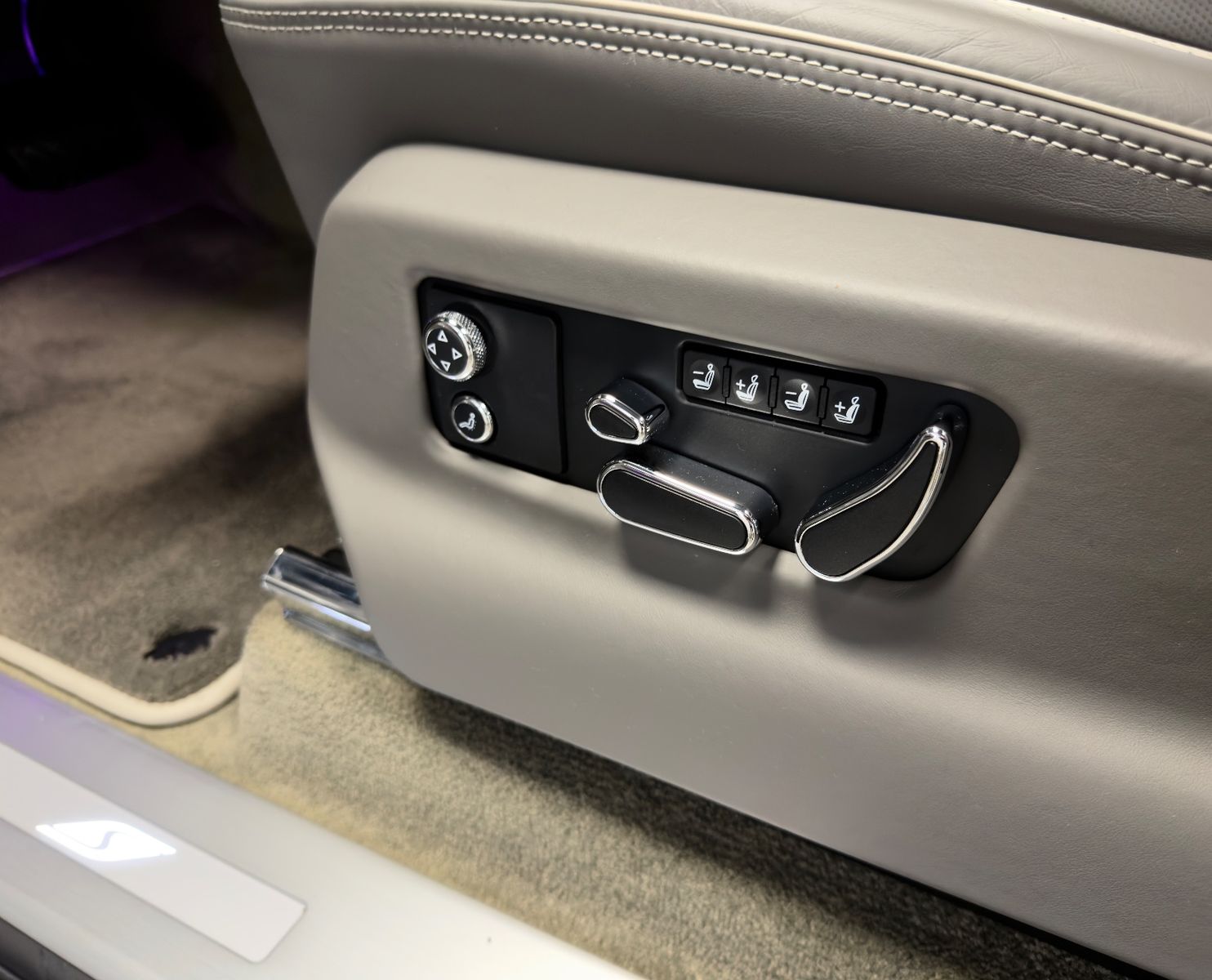 Fahrzeugabbildung Bentley BENTAYGA V8 S CARBON NAIM MASSAGE PANO FULL!