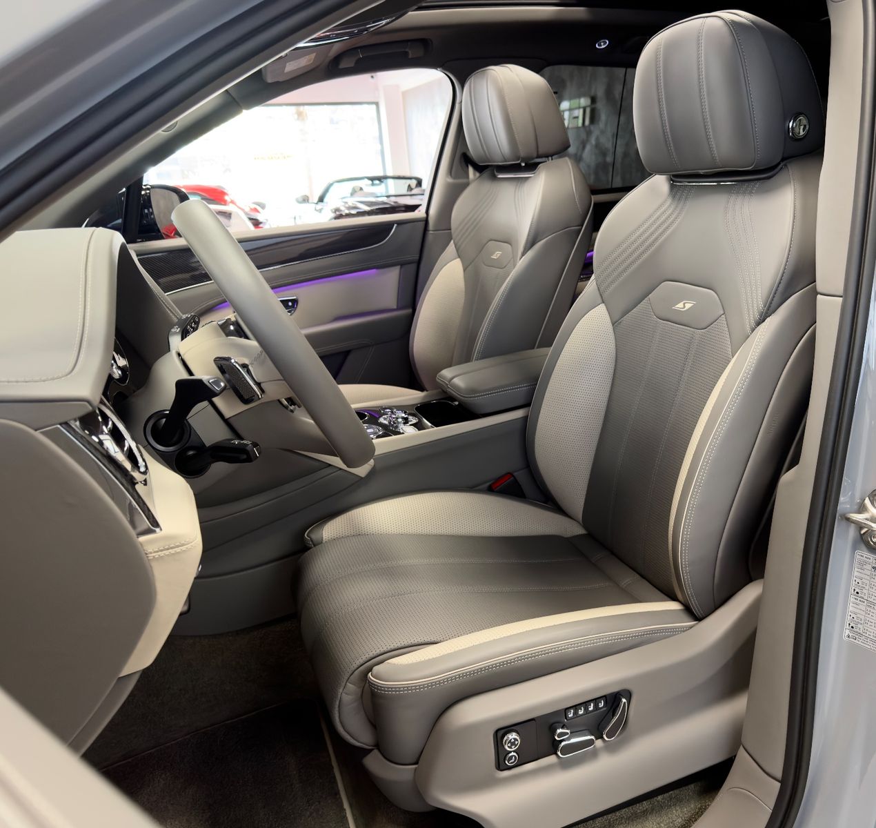 Fahrzeugabbildung Bentley BENTAYGA V8 S CARBON NAIM MASSAGE PANO FULL!