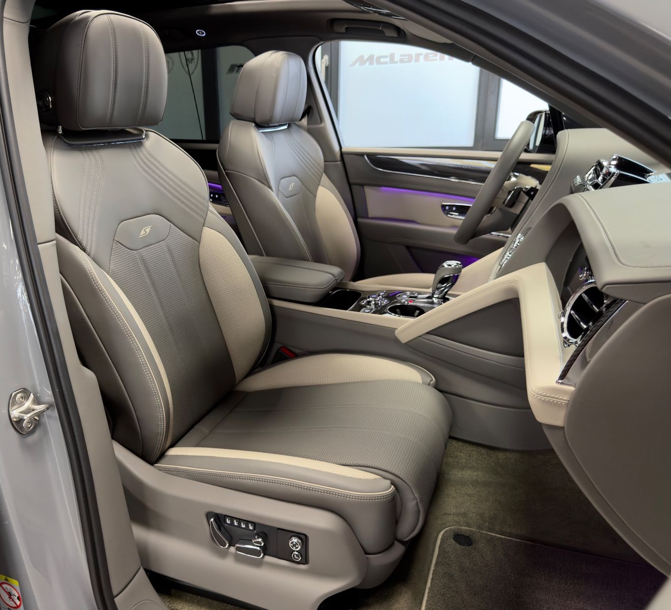 Fahrzeugabbildung Bentley BENTAYGA V8 S CARBON NAIM MASSAGE PANO FULL!