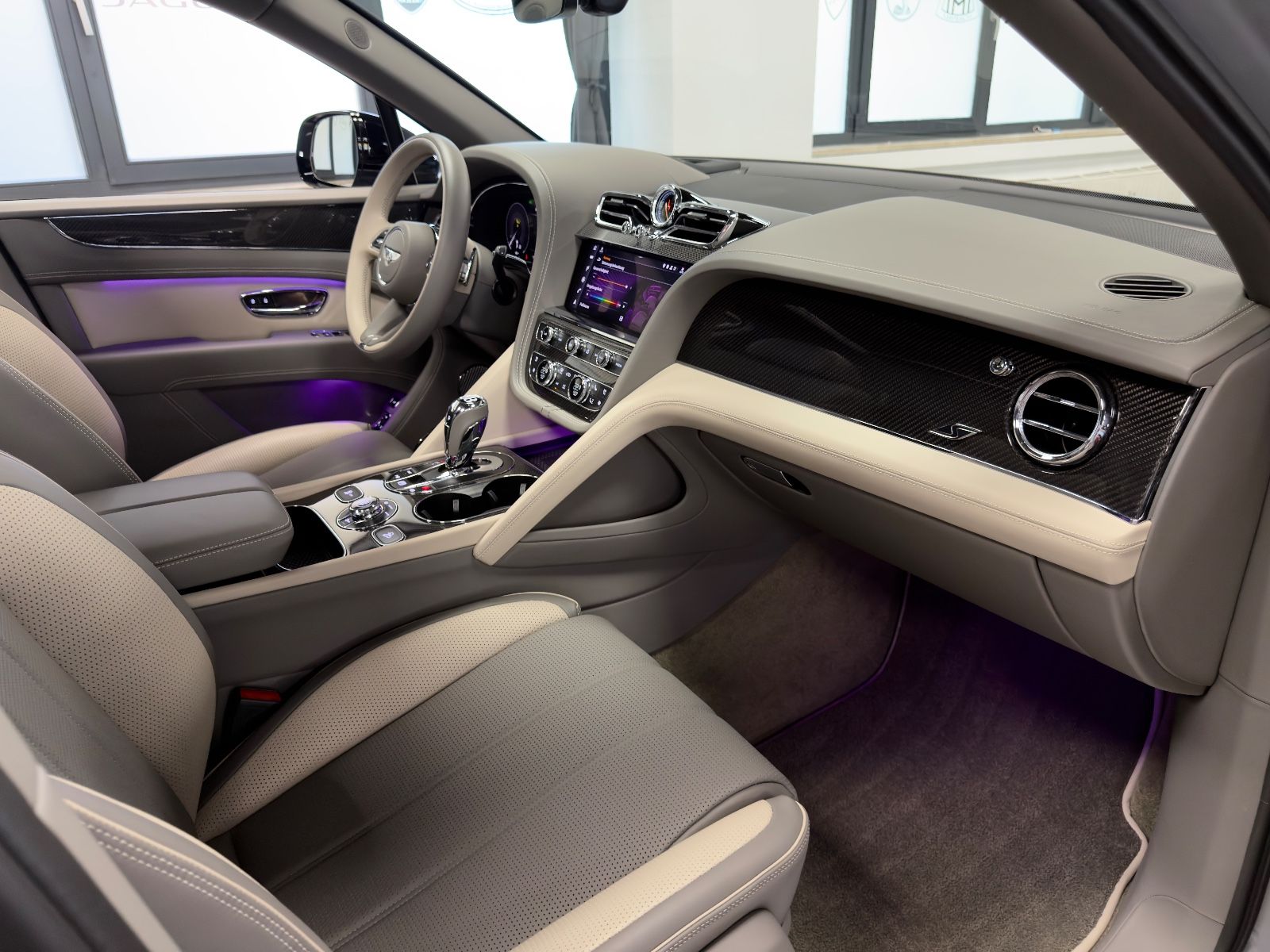 Fahrzeugabbildung Bentley BENTAYGA V8 S CARBON NAIM MASSAGE PANO FULL!