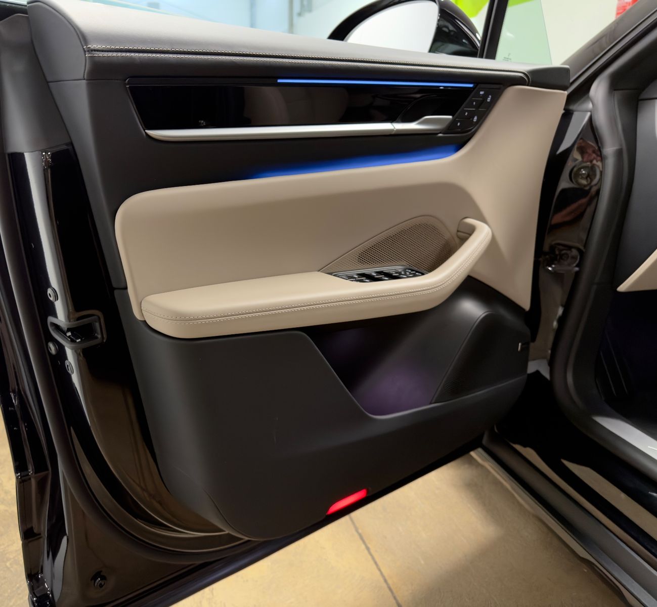 Fahrzeugabbildung Porsche MACAN 4 DESIGNPACK 22ZOLL TRÜFFEL INT PANO FULL!