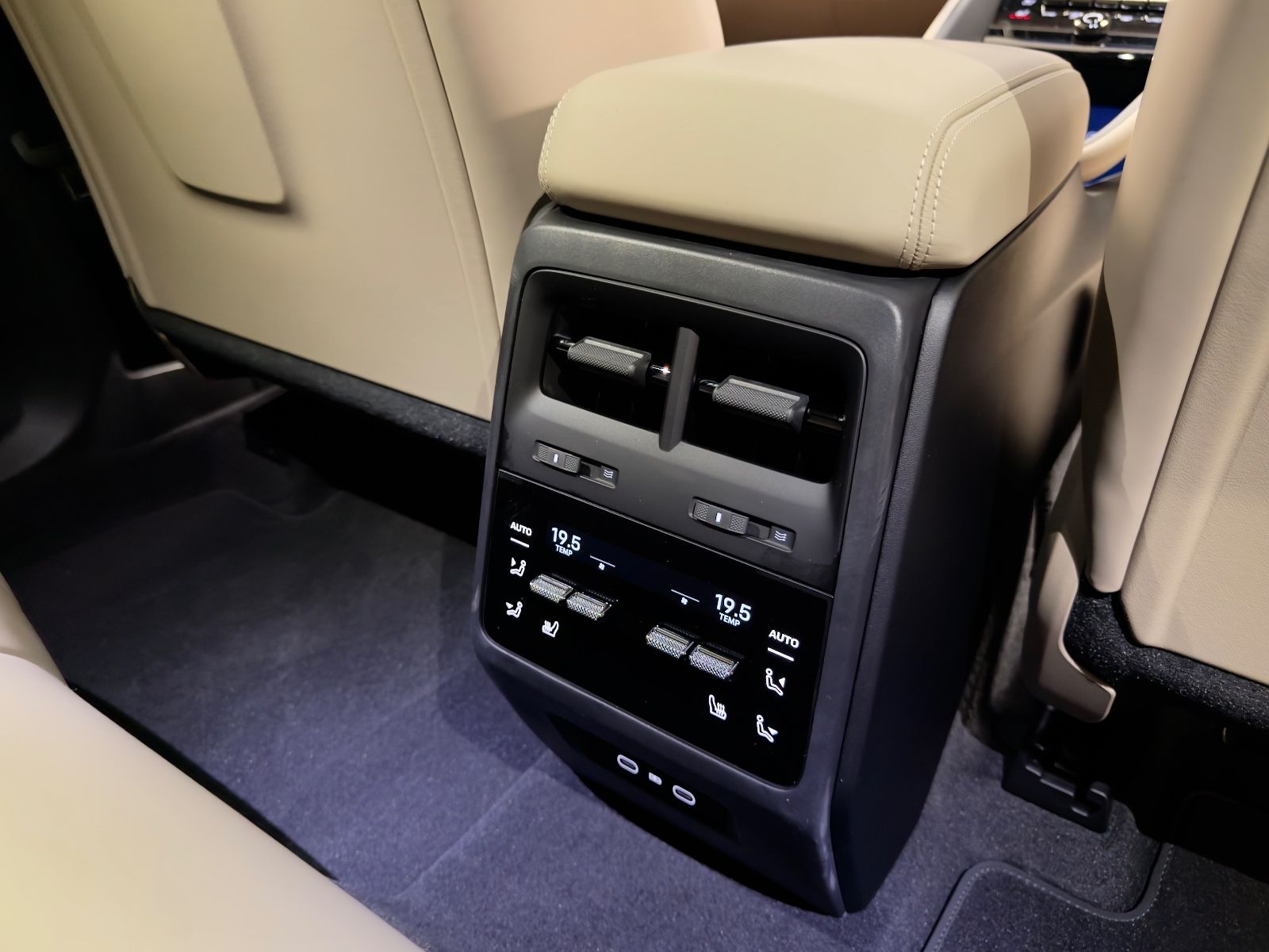 Fahrzeugabbildung Porsche MACAN 4 DESIGNPACK 22ZOLL TRÜFFEL INT PANO FULL!