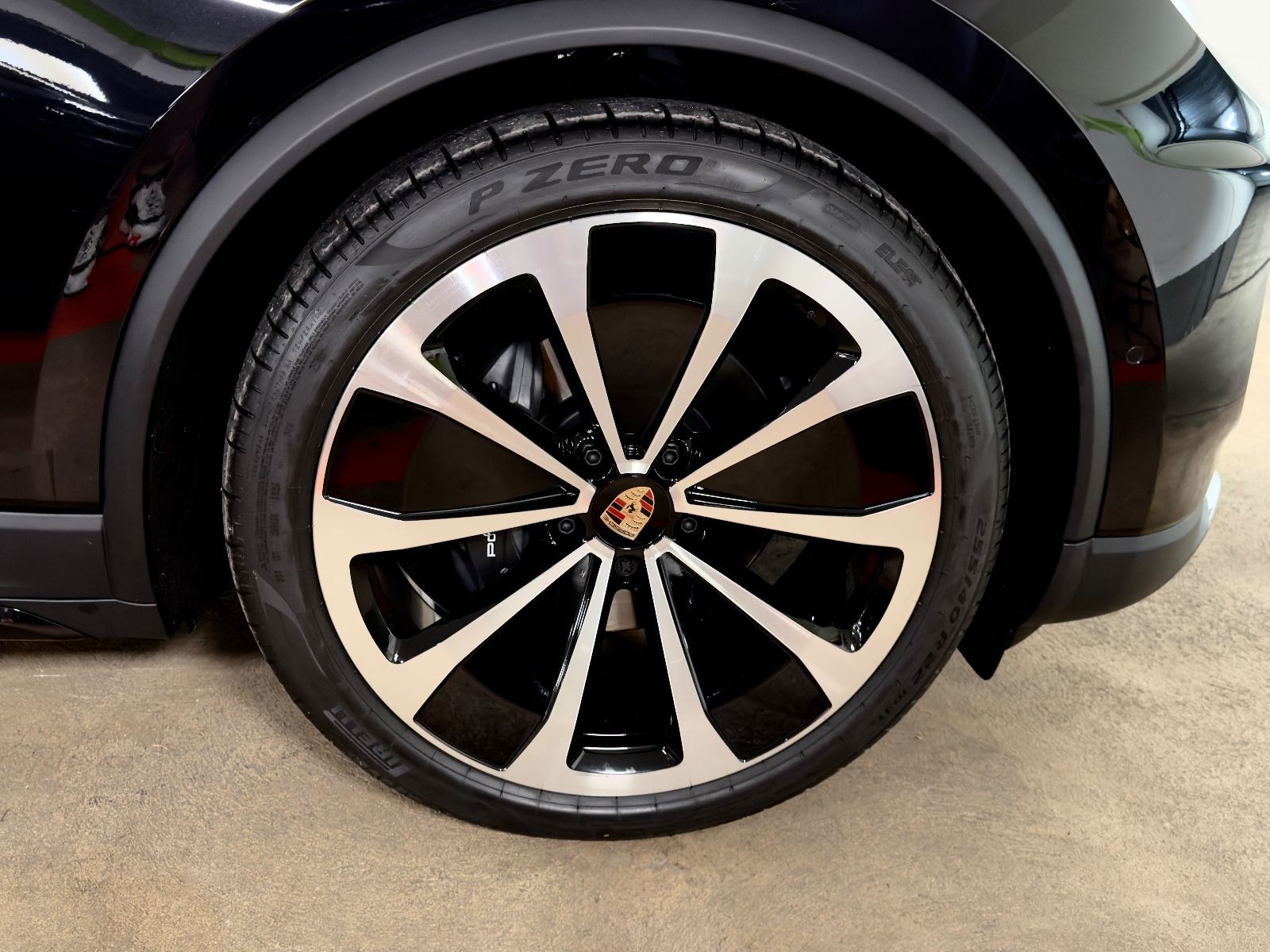 Fahrzeugabbildung Porsche MACAN 4 DESIGNPACK 22ZOLL TRÜFFEL INT PANO FULL!