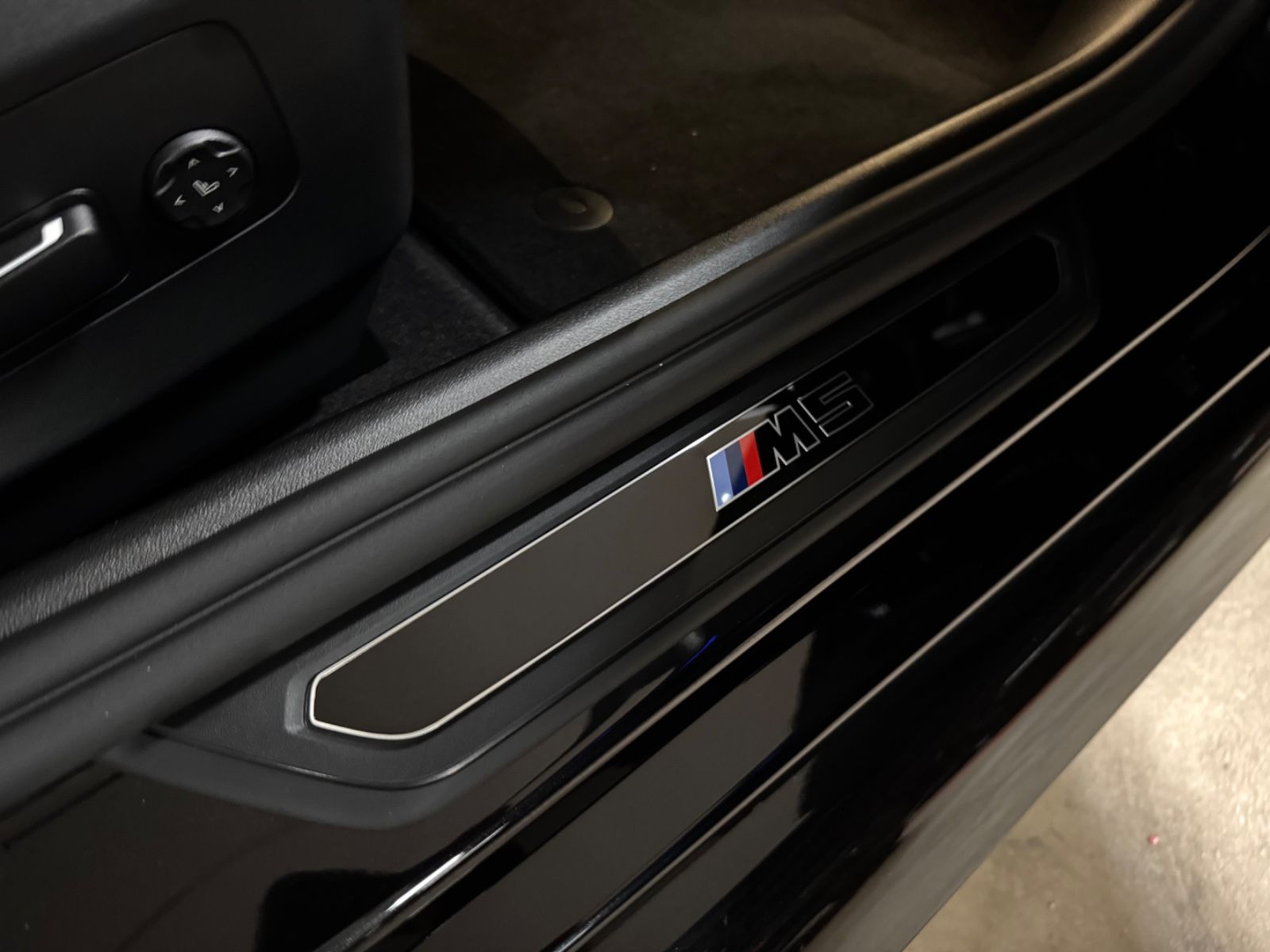 Fahrzeugabbildung BMW M5 ULTIMATE CERAMIC CARBON-INT&EXT B&W FULLOPT!