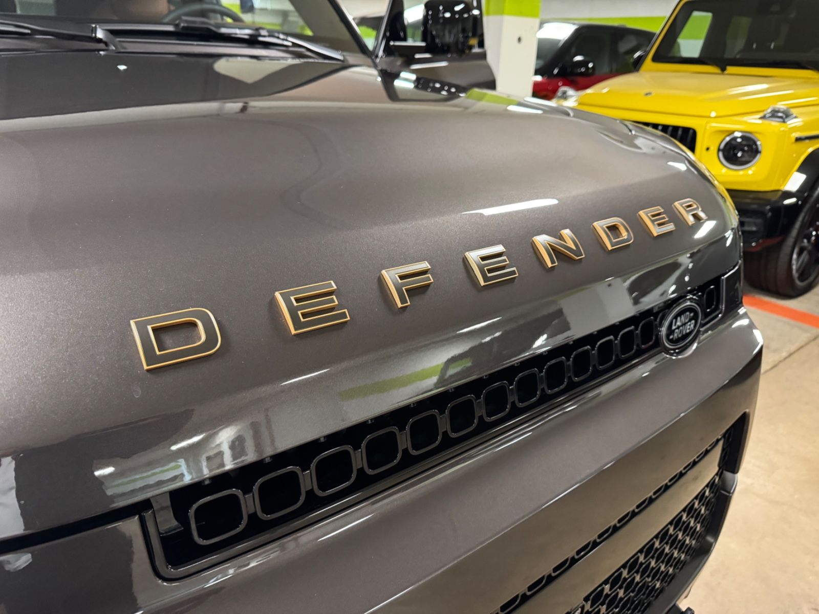 Fahrzeugabbildung Land Rover DEFENDER 4.4 P635 110 OCTA GREY&BRAUN PR025 FULL