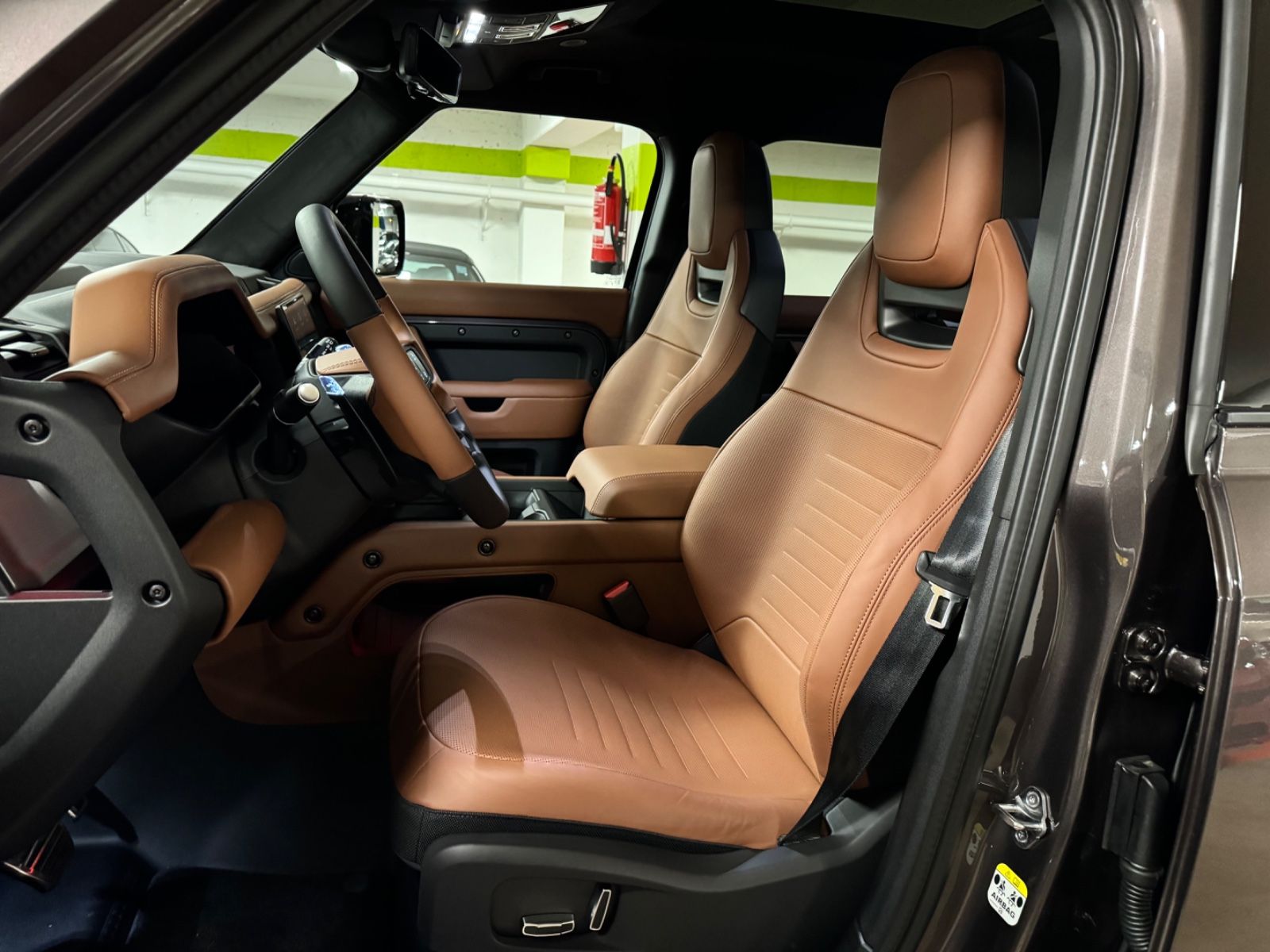 Fahrzeugabbildung Land Rover DEFENDER 4.4 P635 110 OCTA GREY&BRAUN PR025 FULL