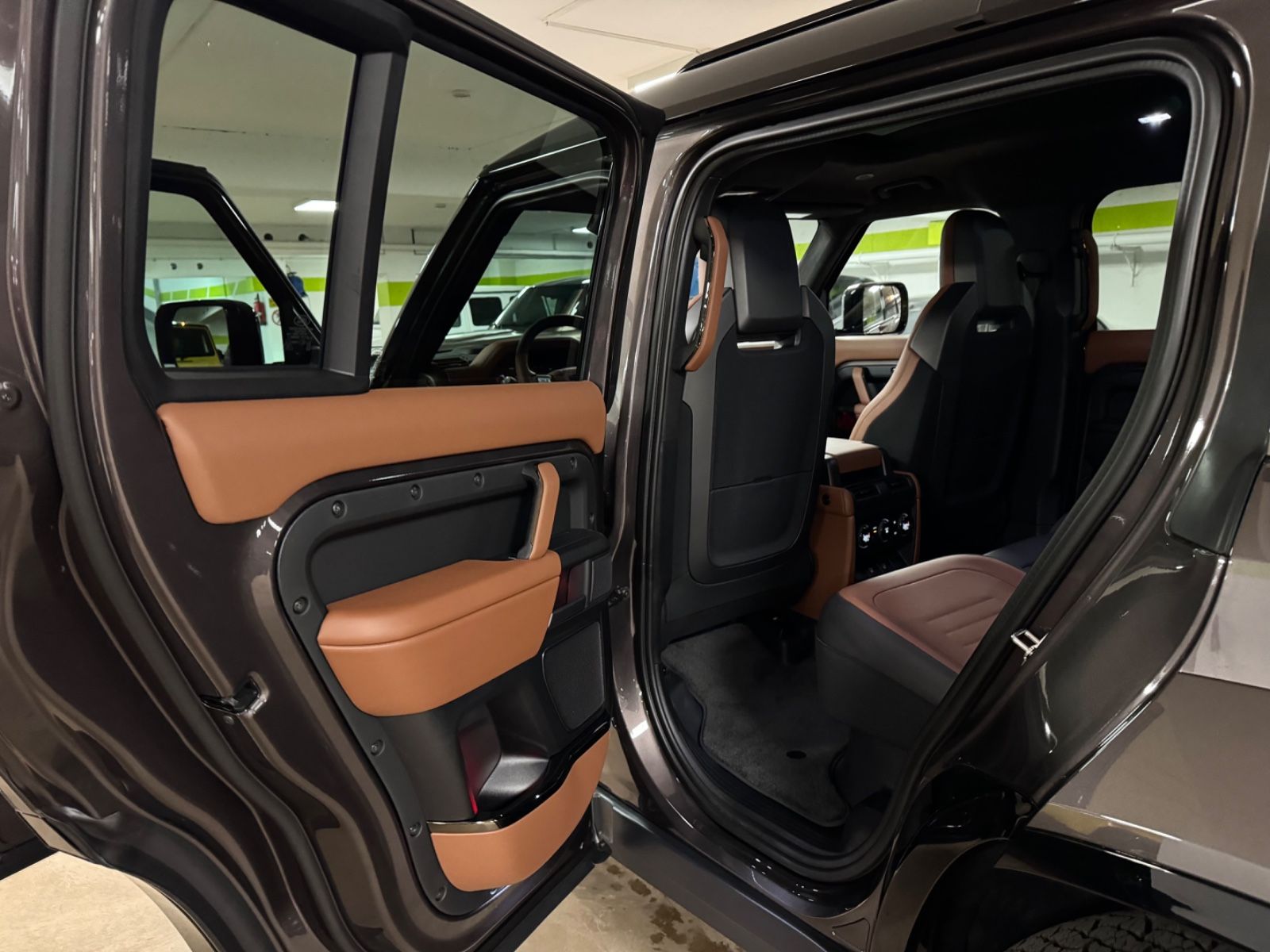 Fahrzeugabbildung Land Rover DEFENDER 4.4 P635 110 OCTA GREY&BRAUN PR025 FULL