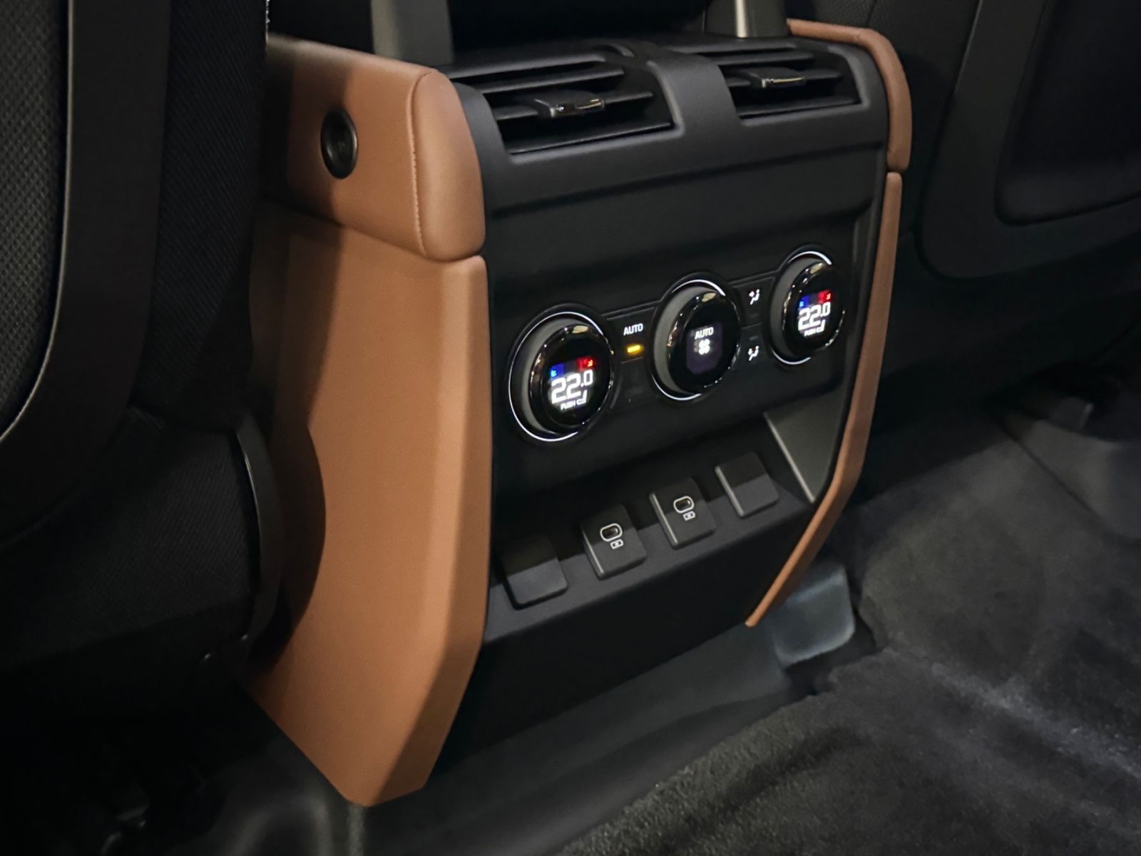 Fahrzeugabbildung Land Rover DEFENDER 4.4 P635 110 OCTA GREY&BRAUN PR025 FULL