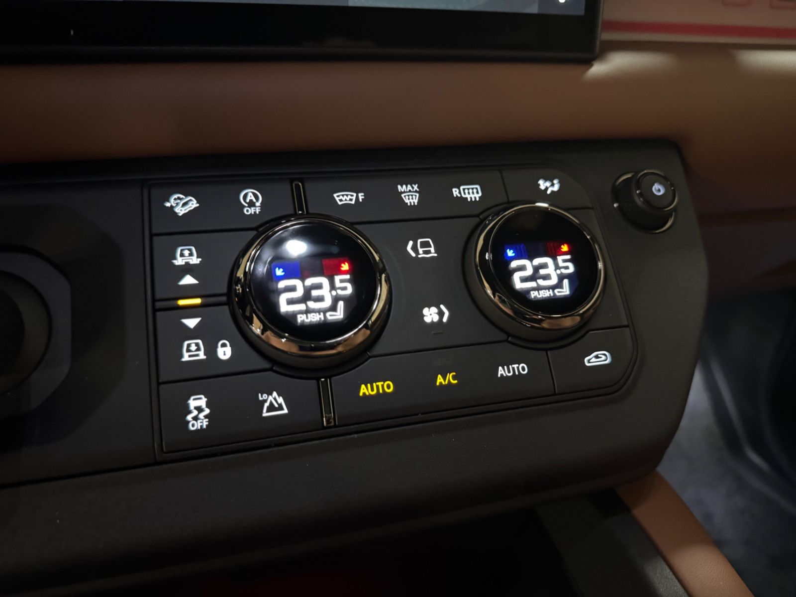 Fahrzeugabbildung Land Rover DEFENDER 4.4 P635 110 OCTA GREY&BRAUN PR025 FULL