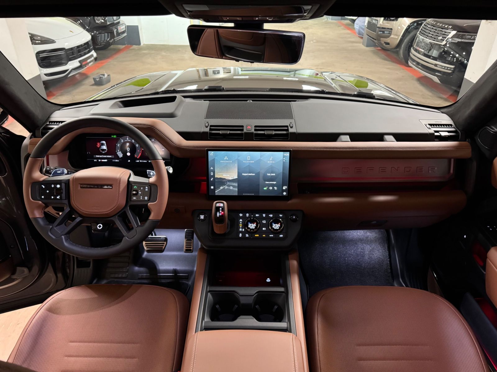 Fahrzeugabbildung Land Rover DEFENDER 4.4 P635 110 OCTA GREY&BRAUN PR025 FULL