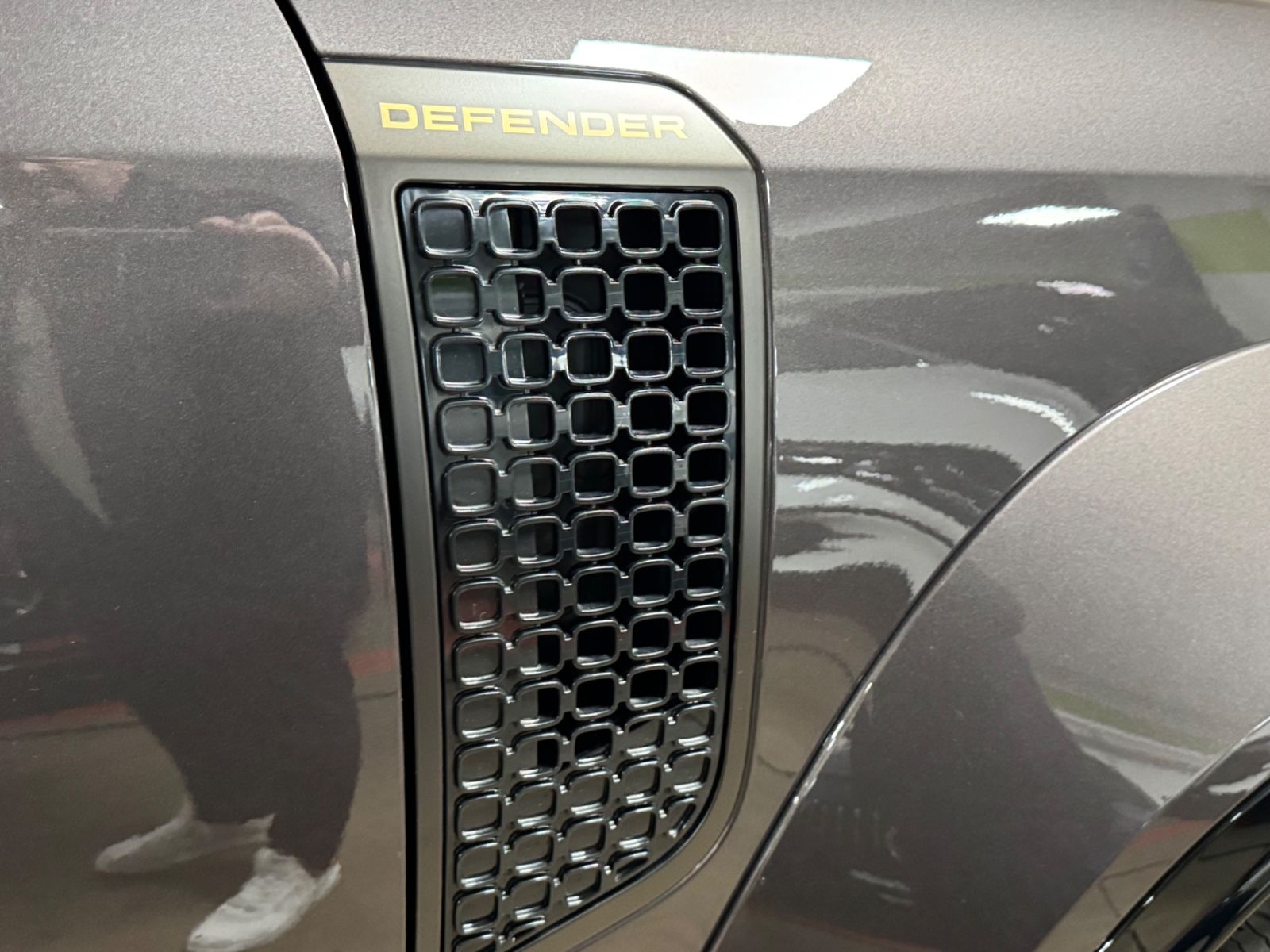 Fahrzeugabbildung Land Rover DEFENDER 4.4 P635 110 OCTA GREY&BRAUN PR025 FULL