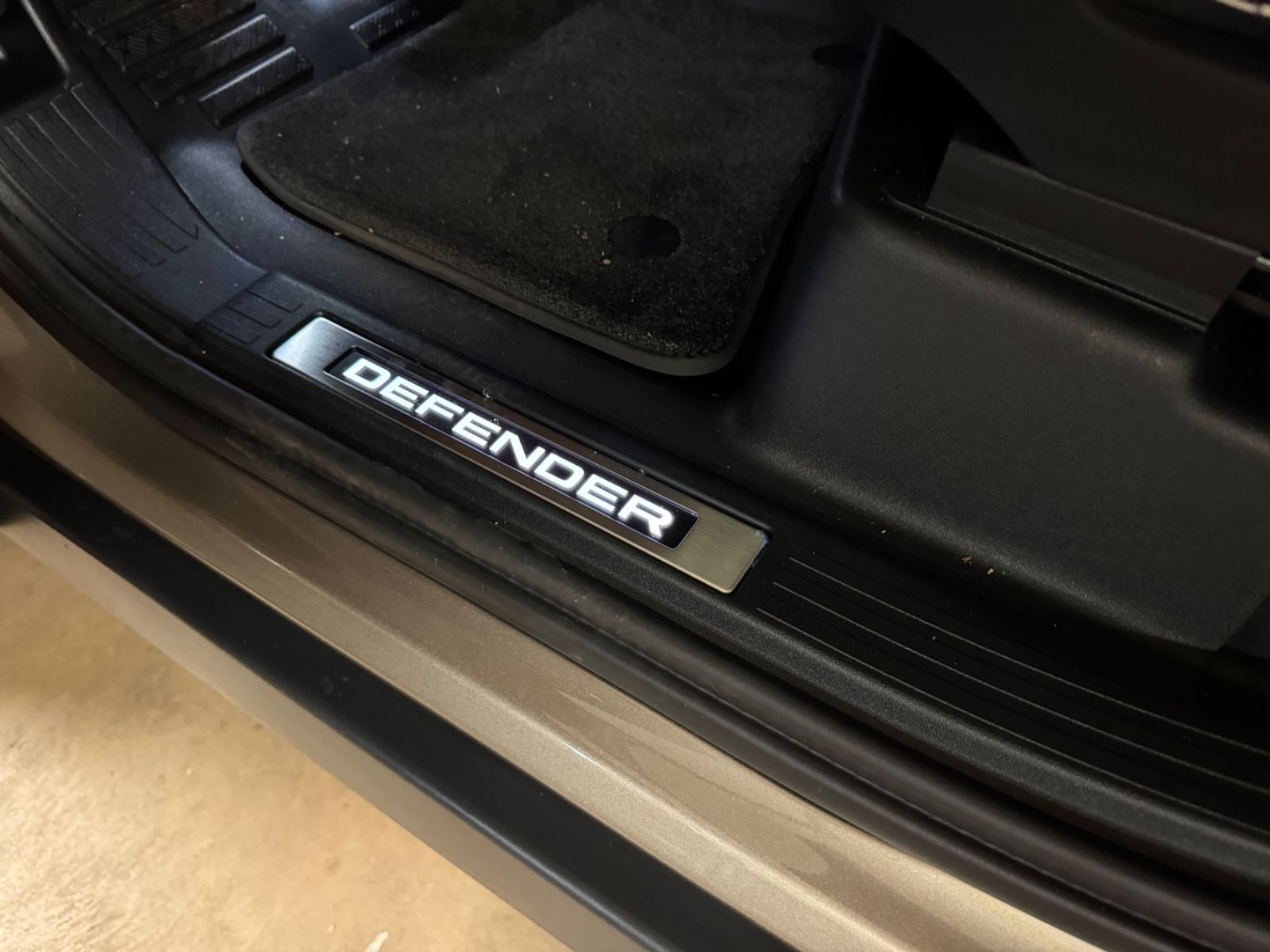 Fahrzeugabbildung Land Rover DEFENDER 4.4 P635 110 OCTA GOLDMATT NEW P25 FULL