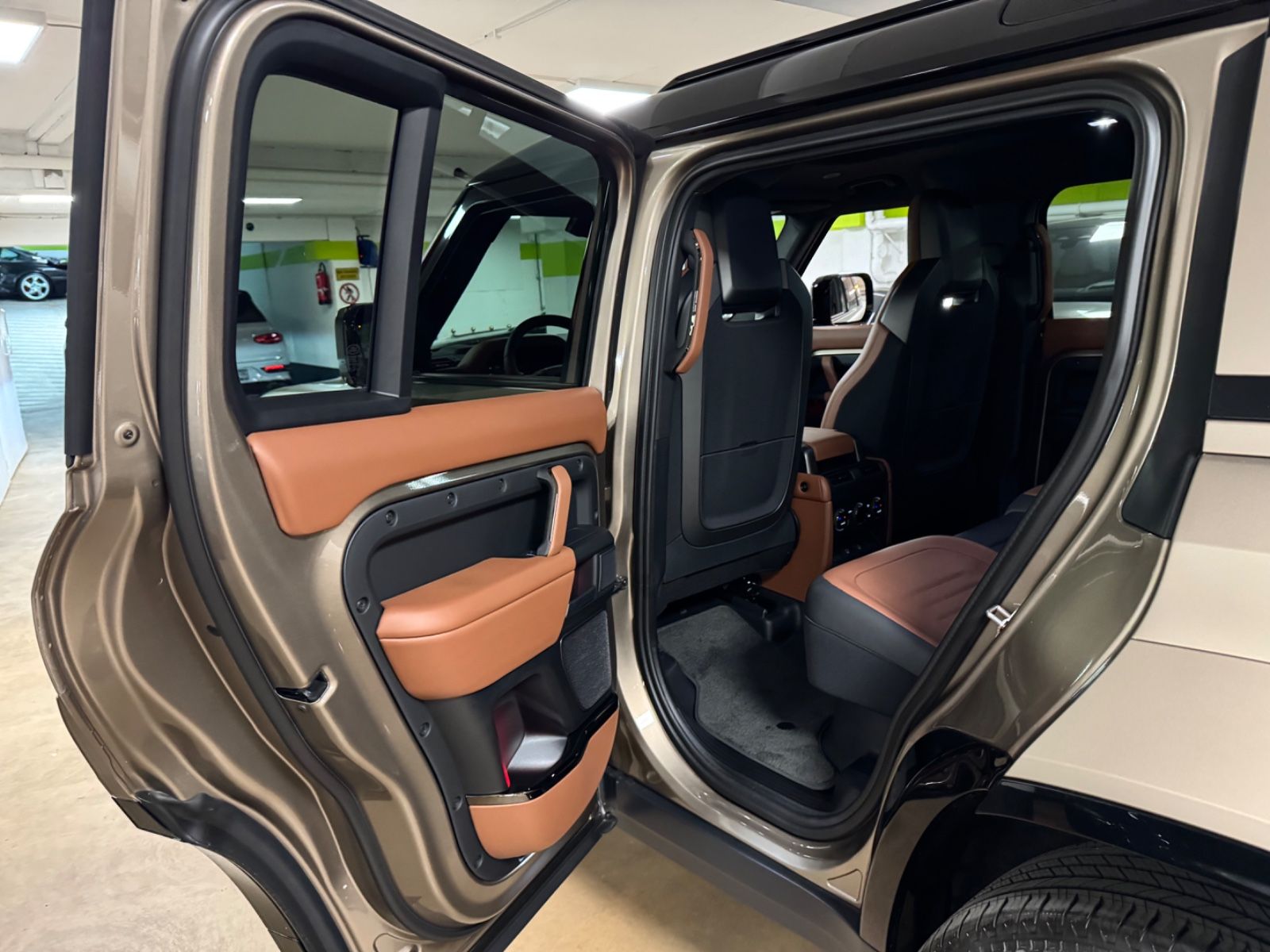 Fahrzeugabbildung Land Rover DEFENDER 4.4 P635 110 OCTA GOLDMATT NEW P25 FULL