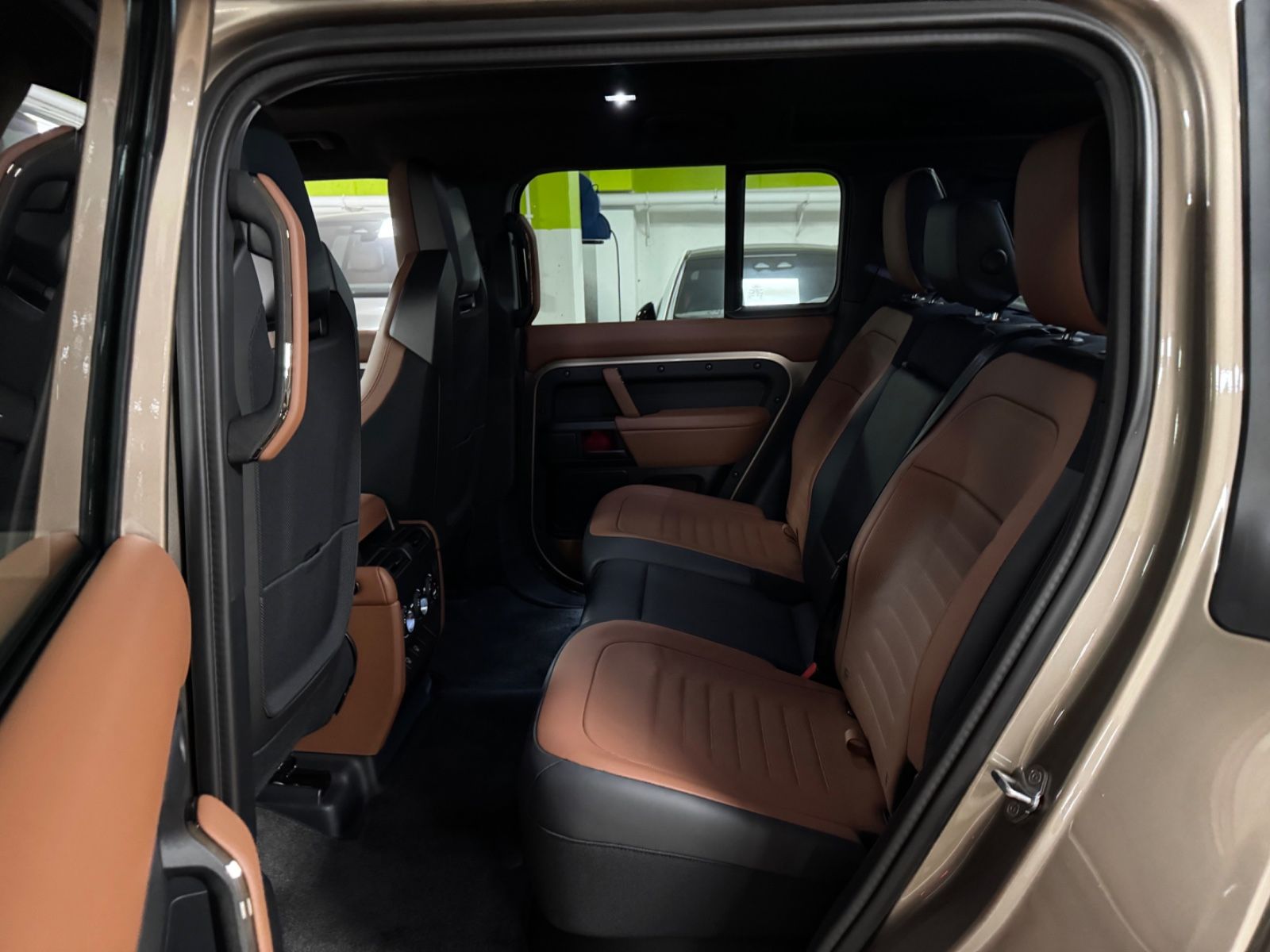 Fahrzeugabbildung Land Rover DEFENDER 4.4 P635 110 OCTA GOLDMATT NEW P25 FULL