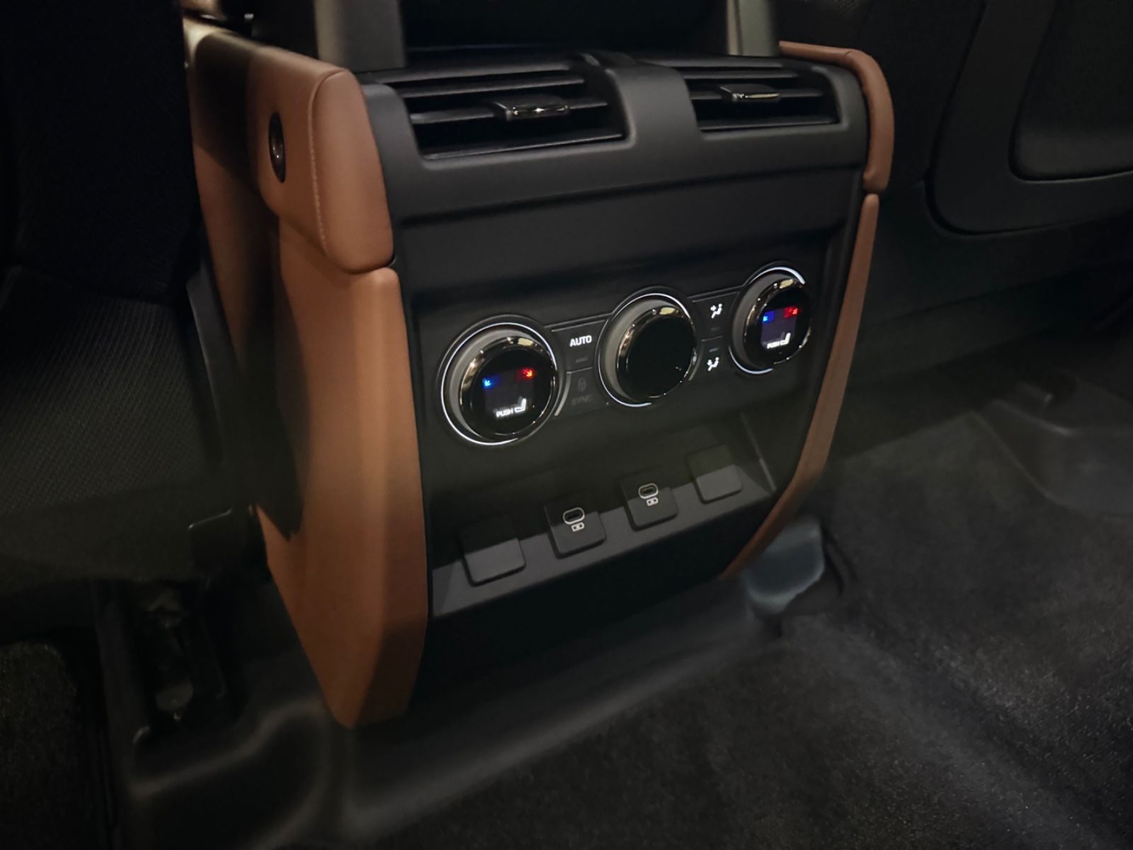 Fahrzeugabbildung Land Rover DEFENDER 4.4 P635 110 OCTA GOLDMATT NEW P25 FULL