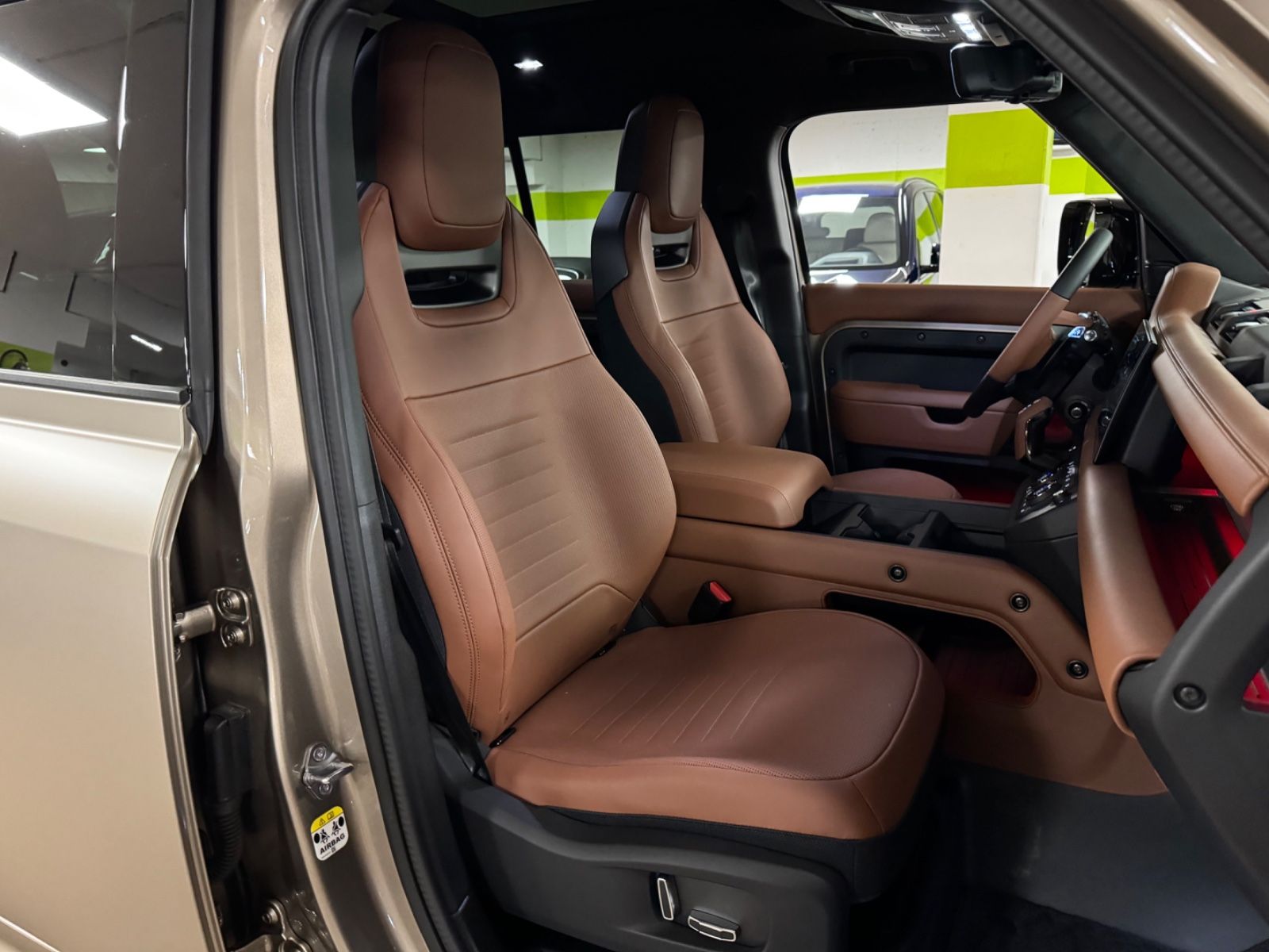 Fahrzeugabbildung Land Rover DEFENDER 4.4 P635 110 OCTA GOLDMATT NEW P25 FULL