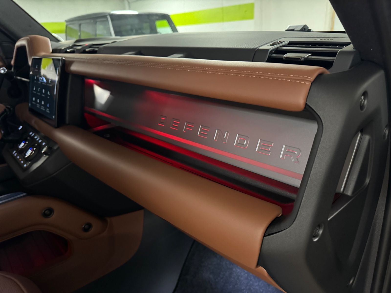 Fahrzeugabbildung Land Rover DEFENDER 4.4 P635 110 OCTA GOLDMATT NEW P25 FULL