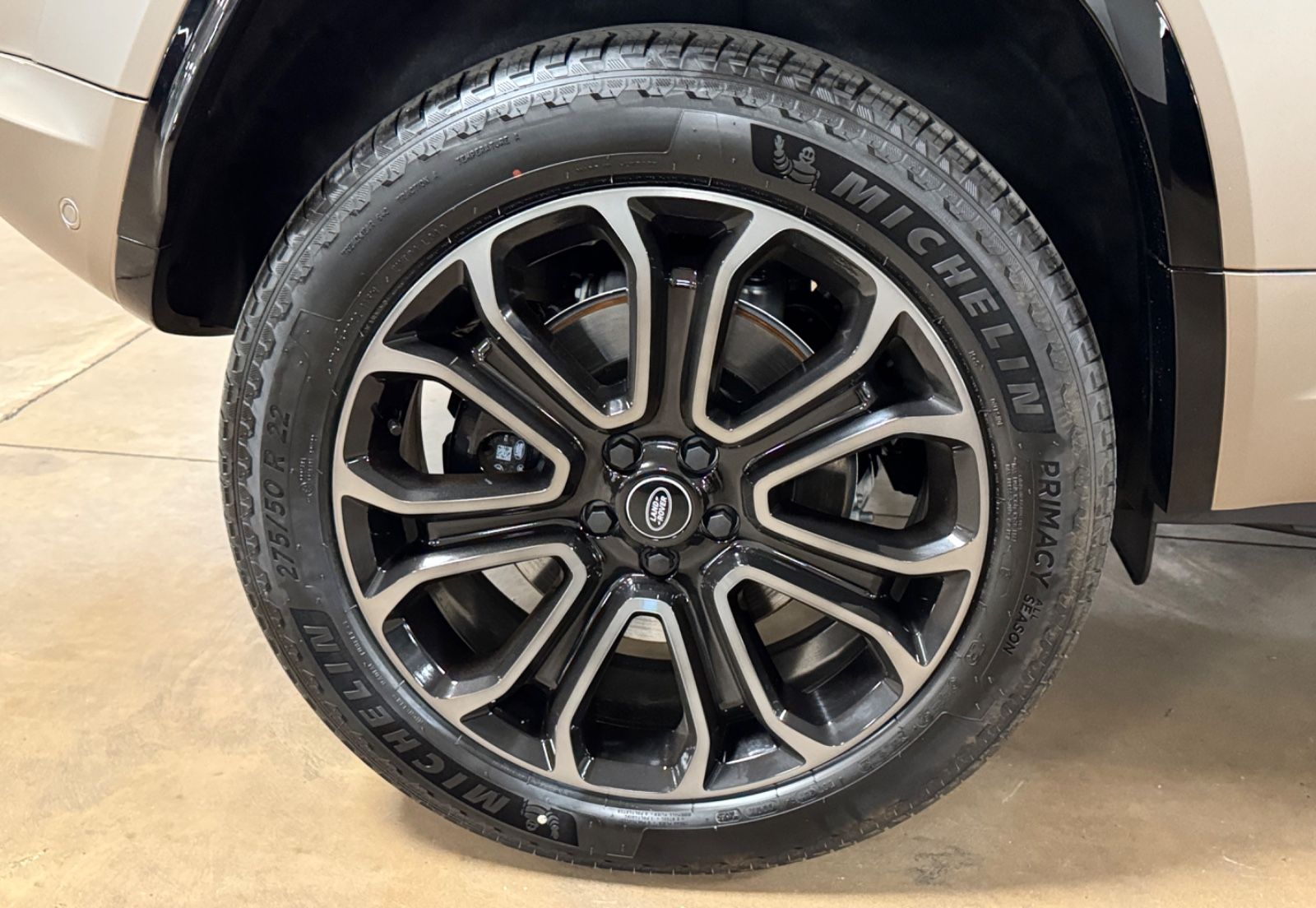 Fahrzeugabbildung Land Rover DEFENDER 4.4 P635 110 OCTA GOLDMATT NEW P25 FULL