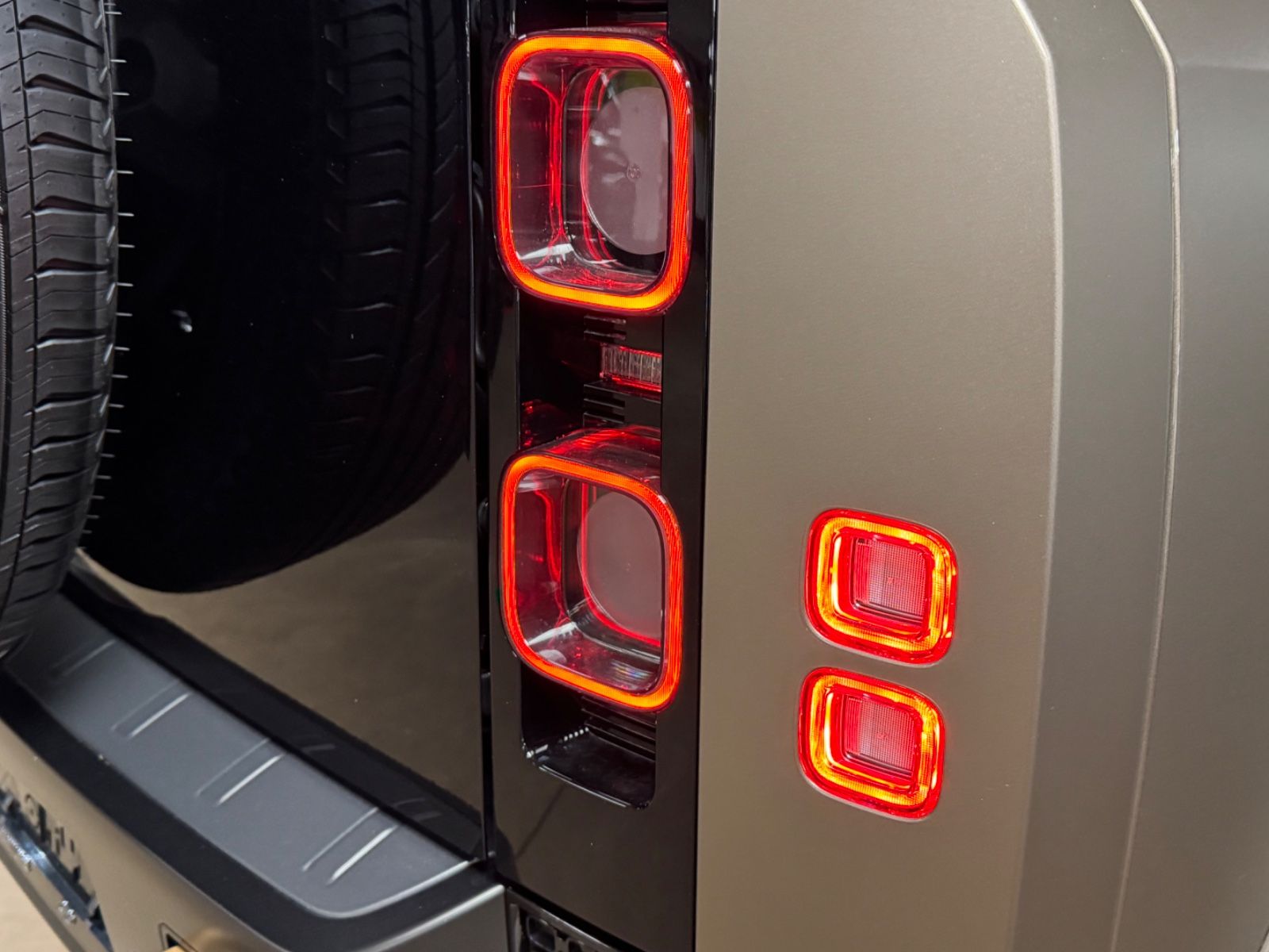 Fahrzeugabbildung Land Rover DEFENDER 4.4 P635 110 OCTA GOLDMATT NEW P25 FULL