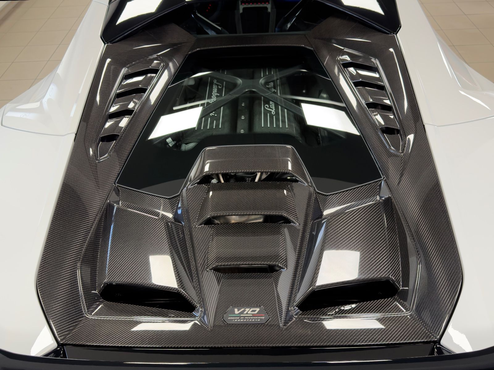 Fahrzeugabbildung Lamborghini HURACAN TECNICA CARBON EXT&INT SENSONUM FULLOPT!