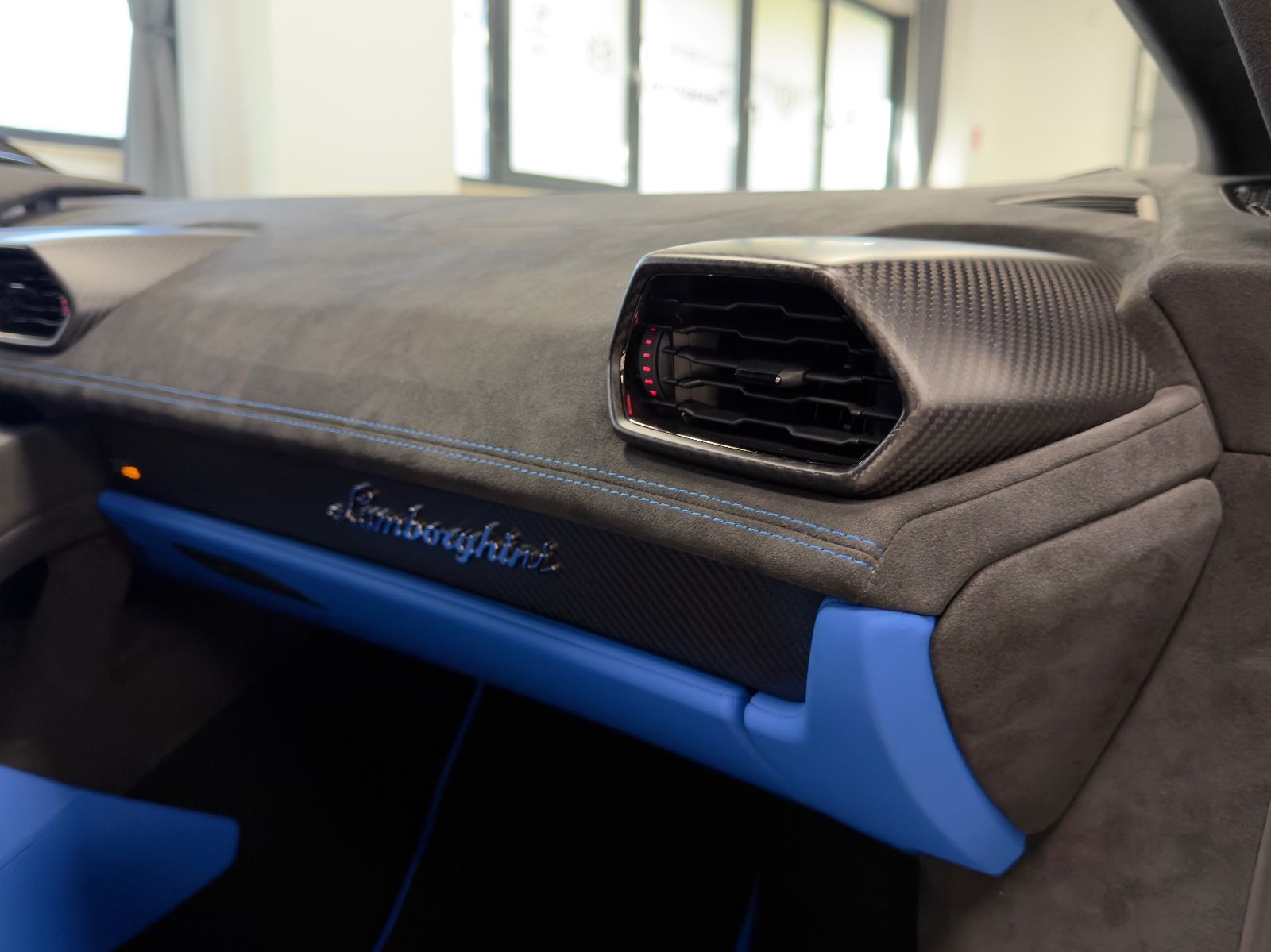 Fahrzeugabbildung Lamborghini HURACAN TECNICA CARBON EXT&INT SENSONUM FULLOPT!