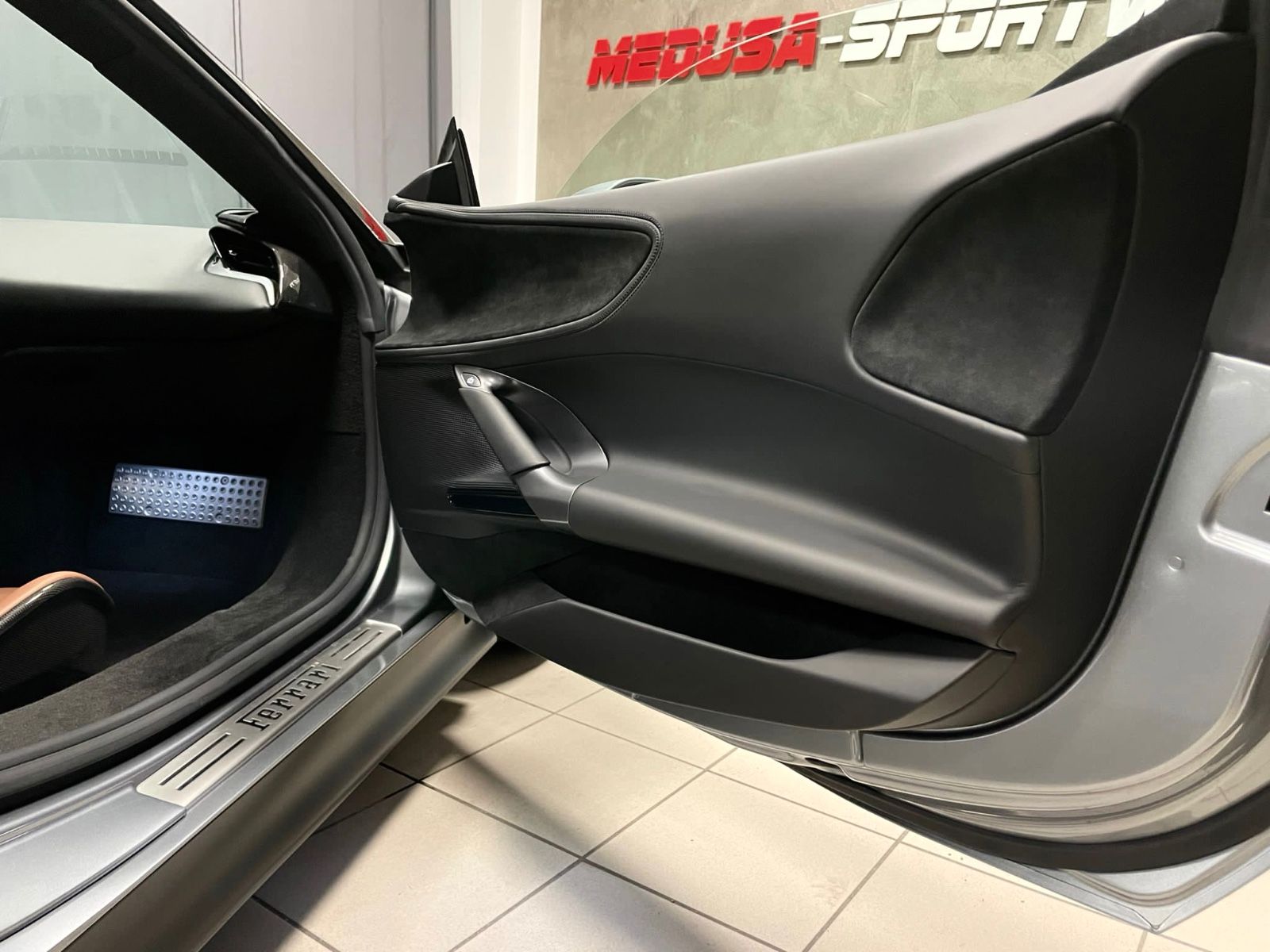 Fahrzeugabbildung Ferrari SF90 STRADALE NOVITEC RACINGSEAT CARBONPACK FULL