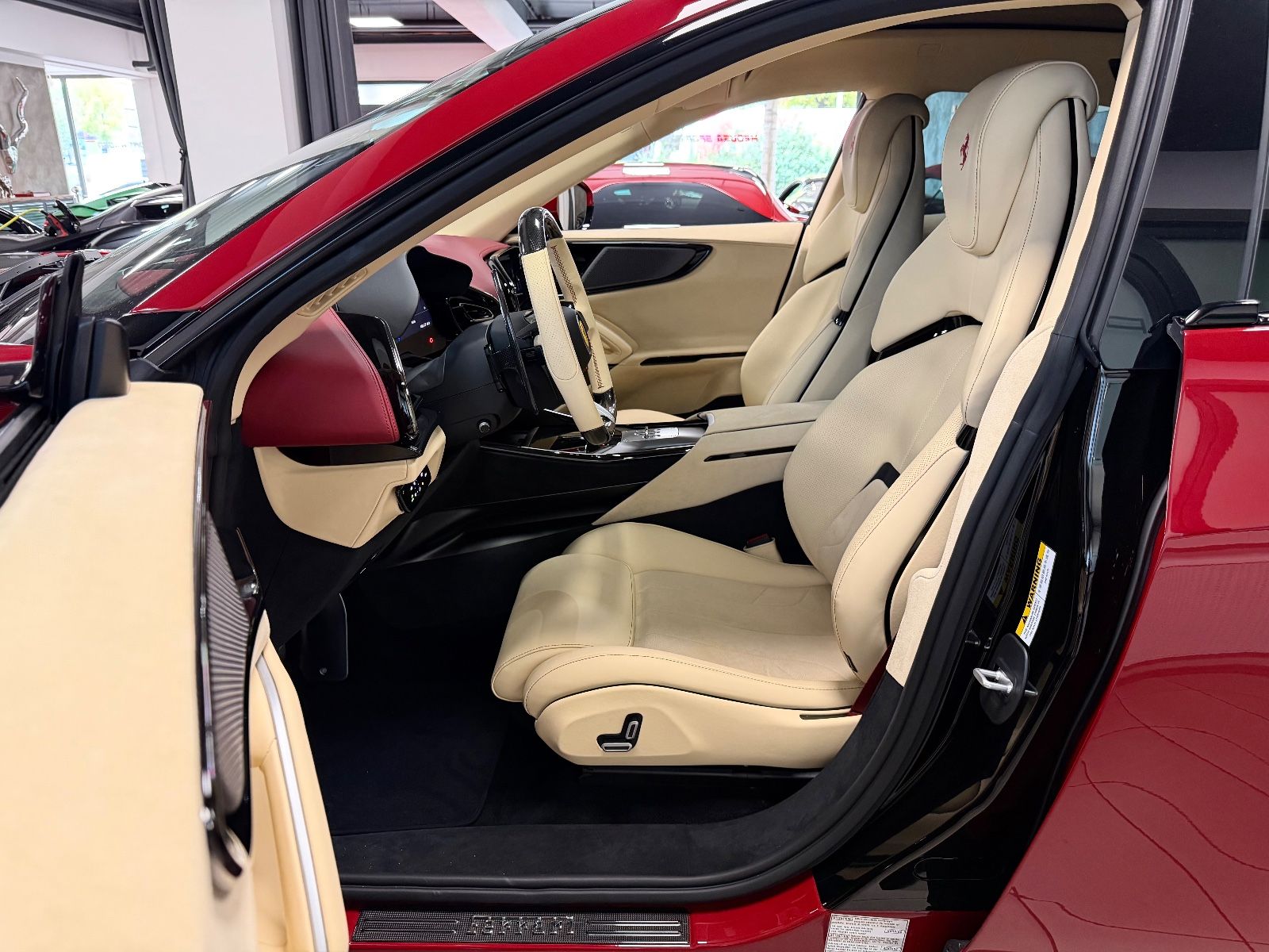 Fahrzeugabbildung Ferrari PUROSANGUE V12 RED EXT CREMA INT CARBON FULLOPT!