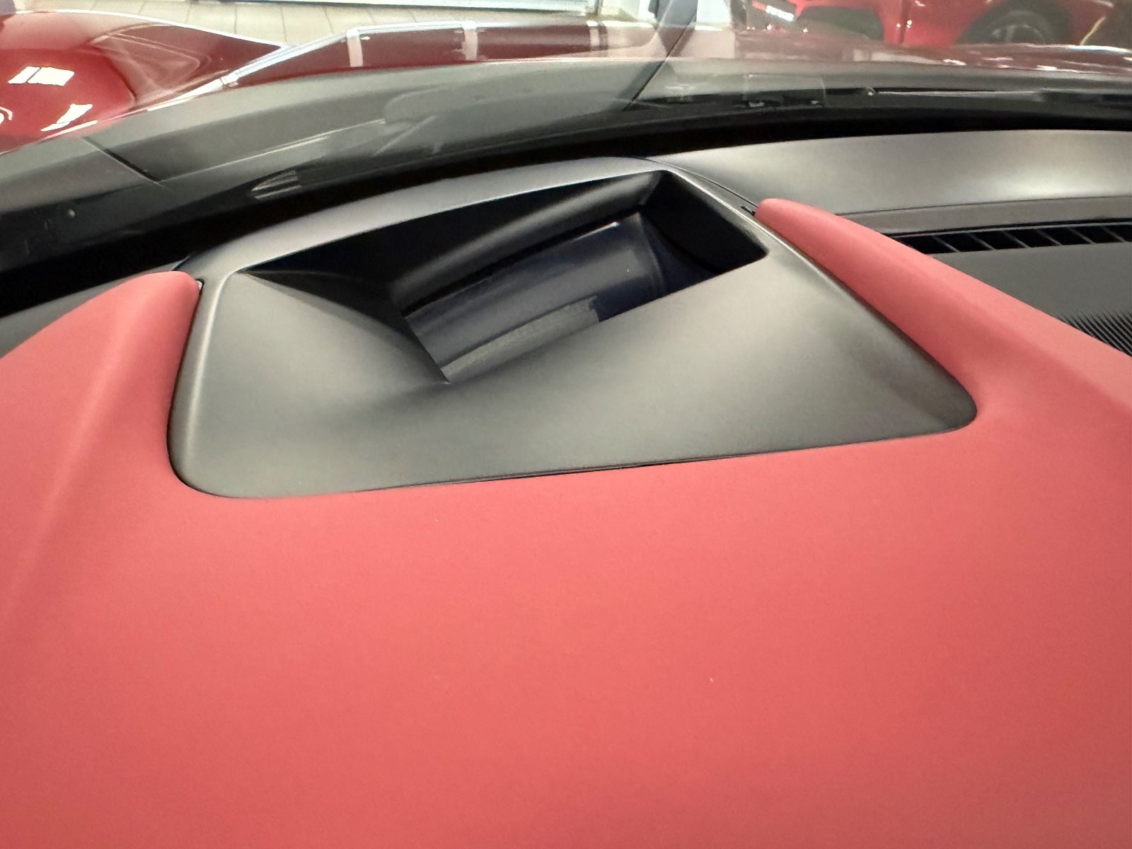 Fahrzeugabbildung Ferrari PUROSANGUE V12 RED EXT CREMA INT CARBON FULLOPT!