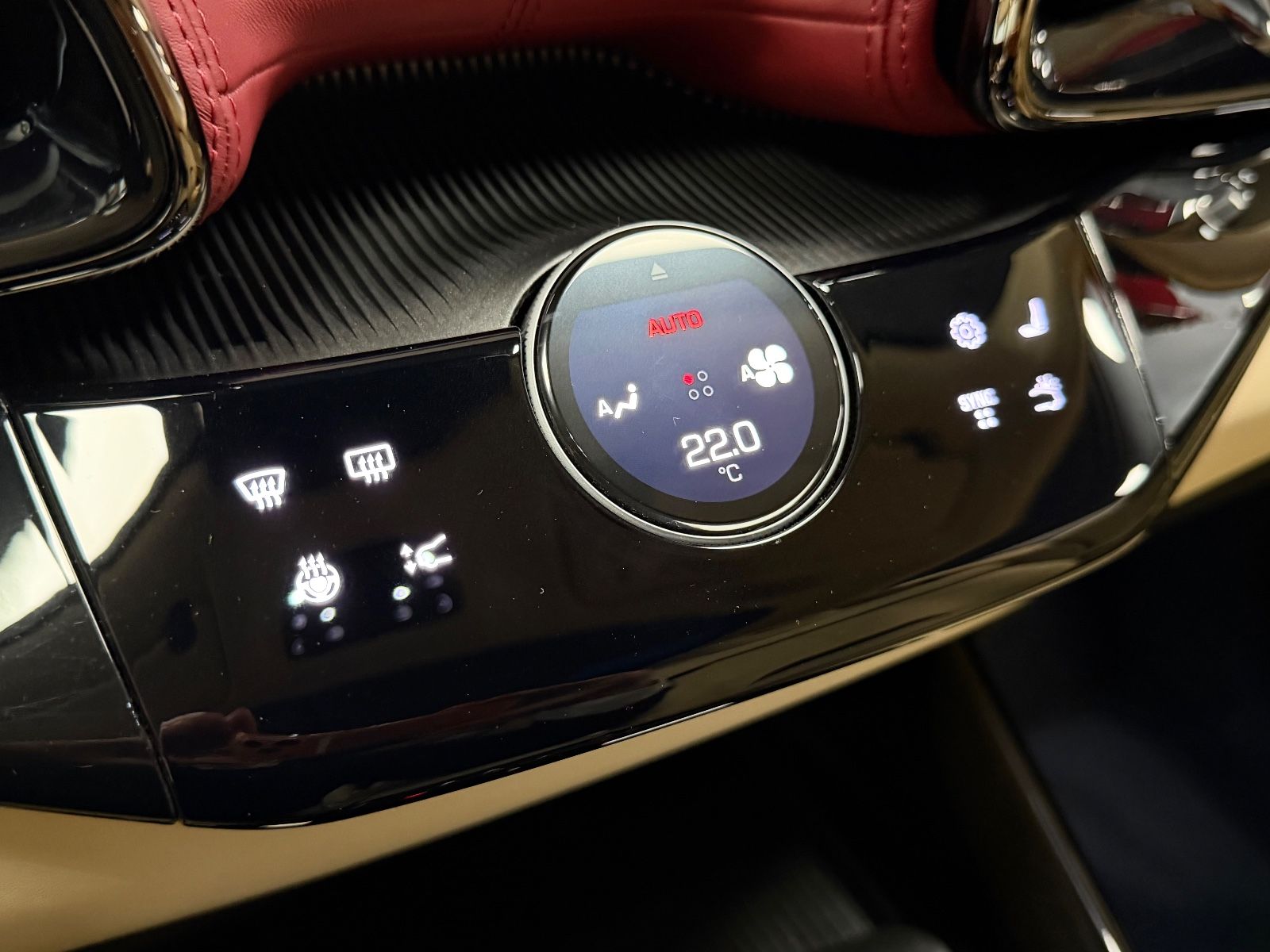 Fahrzeugabbildung Ferrari PUROSANGUE V12 RED EXT CREMA INT CARBON FULLOPT!