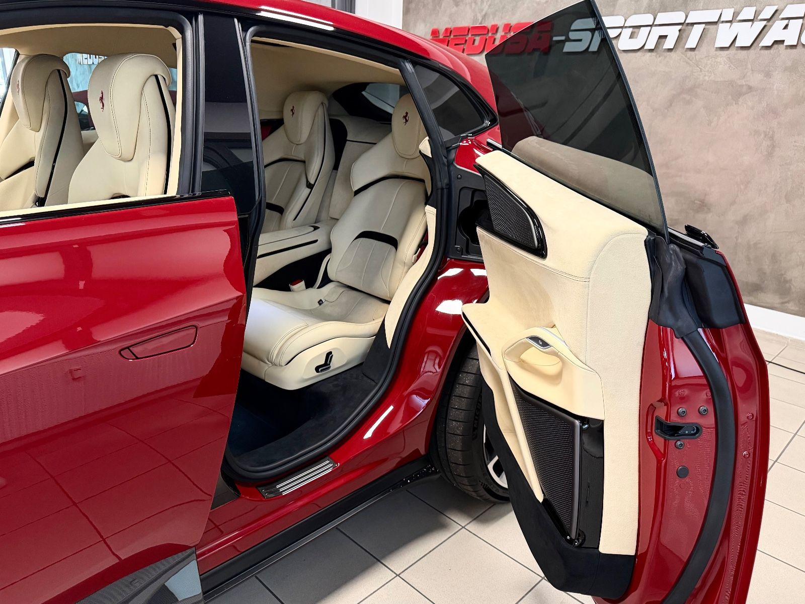 Fahrzeugabbildung Ferrari PUROSANGUE V12 RED EXT CREMA INT CARBON FULLOPT!