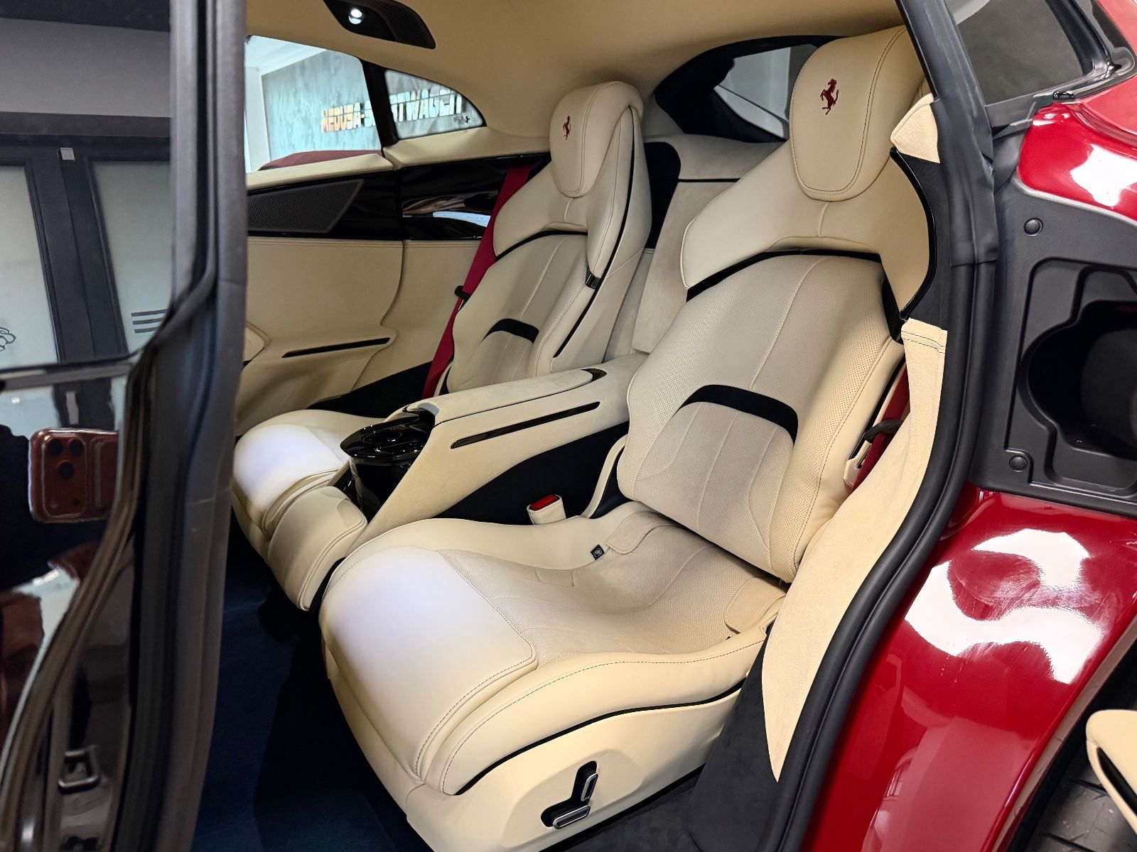 Fahrzeugabbildung Ferrari PUROSANGUE V12 RED EXT CREMA INT CARBON FULLOPT!