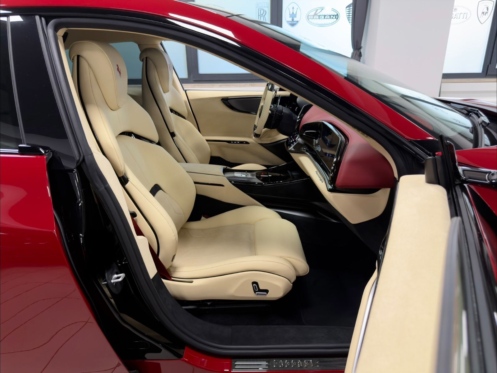 Fahrzeugabbildung Ferrari PUROSANGUE V12 RED EXT CREMA INT CARBON FULLOPT!