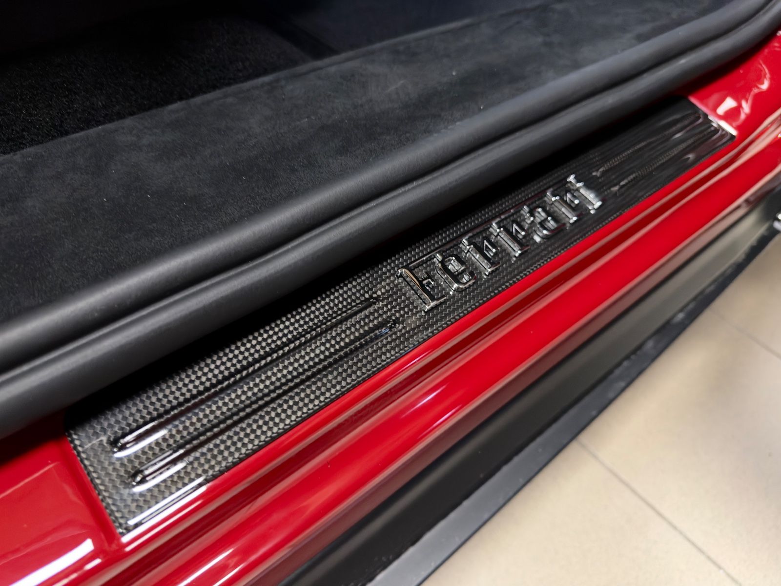 Fahrzeugabbildung Ferrari PUROSANGUE V12 RED EXT CREMA INT CARBON FULLOPT!