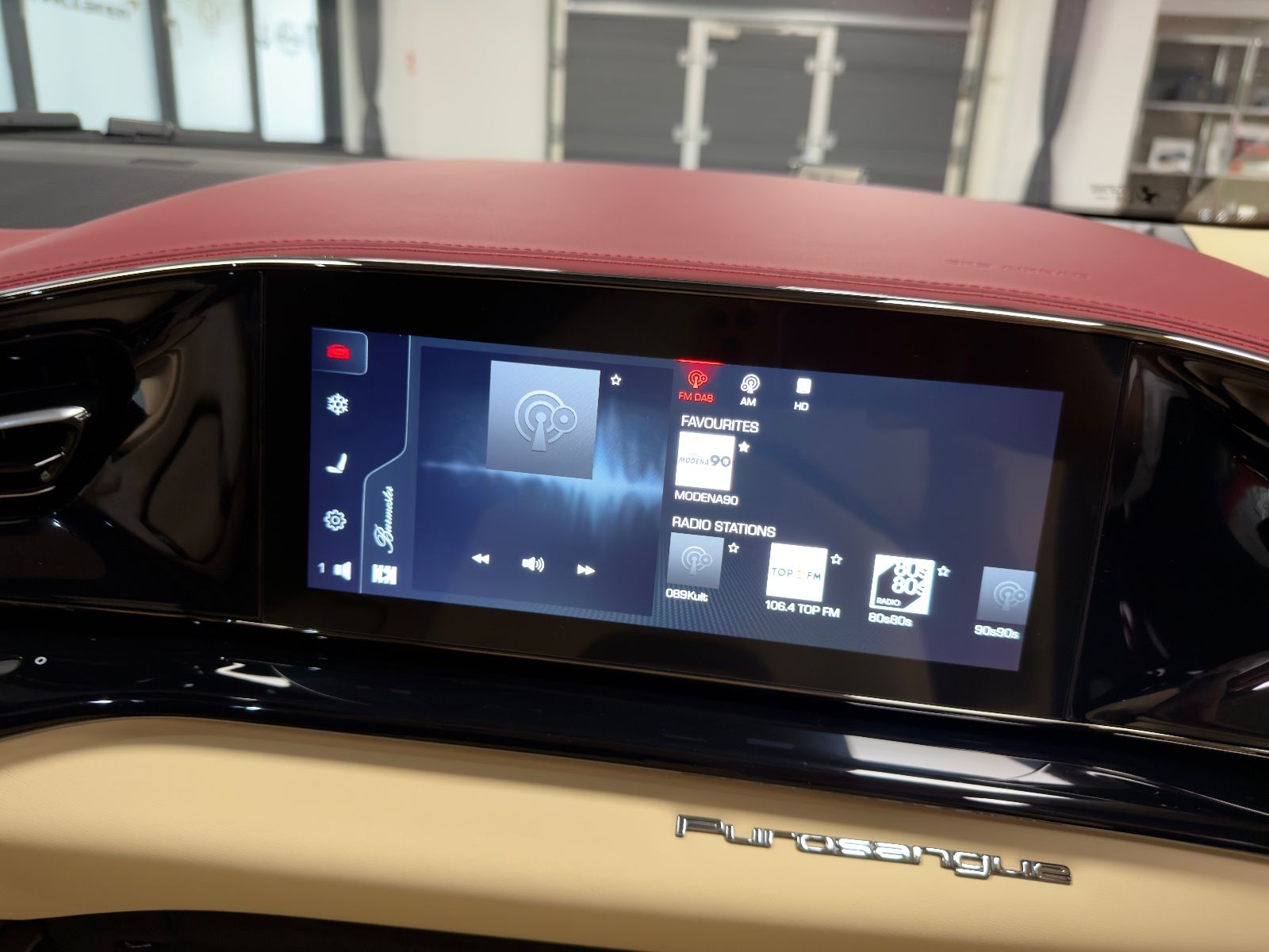 Fahrzeugabbildung Ferrari PUROSANGUE V12 RED EXT CREMA INT CARBON FULLOPT!