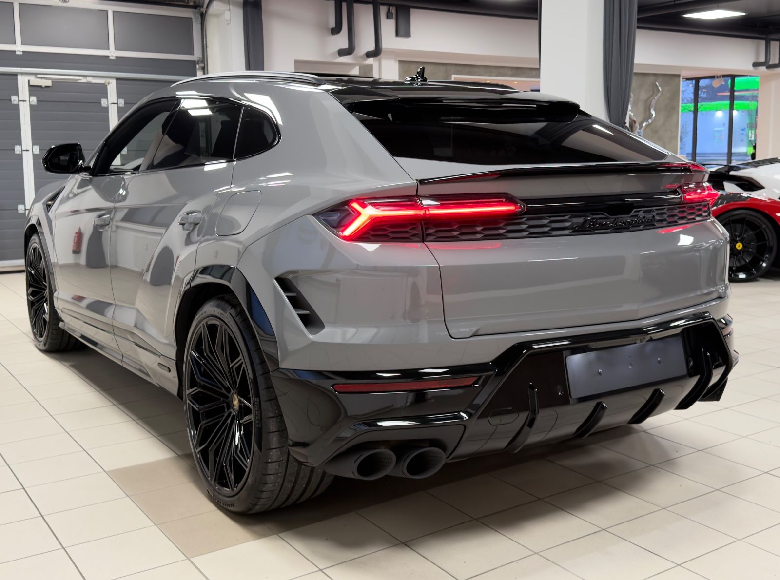 Fahrzeugabbildung Lamborghini URUS SE GRIGIO CHINA CARBONPACK B&O MY26 FULLOPT