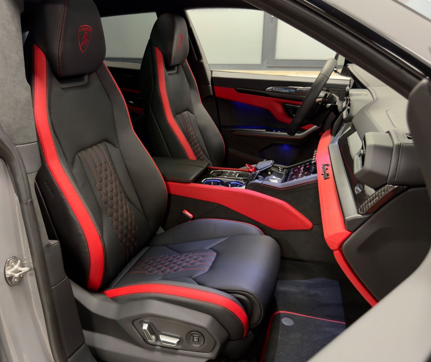 Fahrzeugabbildung Lamborghini URUS SE GRIGIO CHINA CARBONPACK B&O MY26 FULLOPT