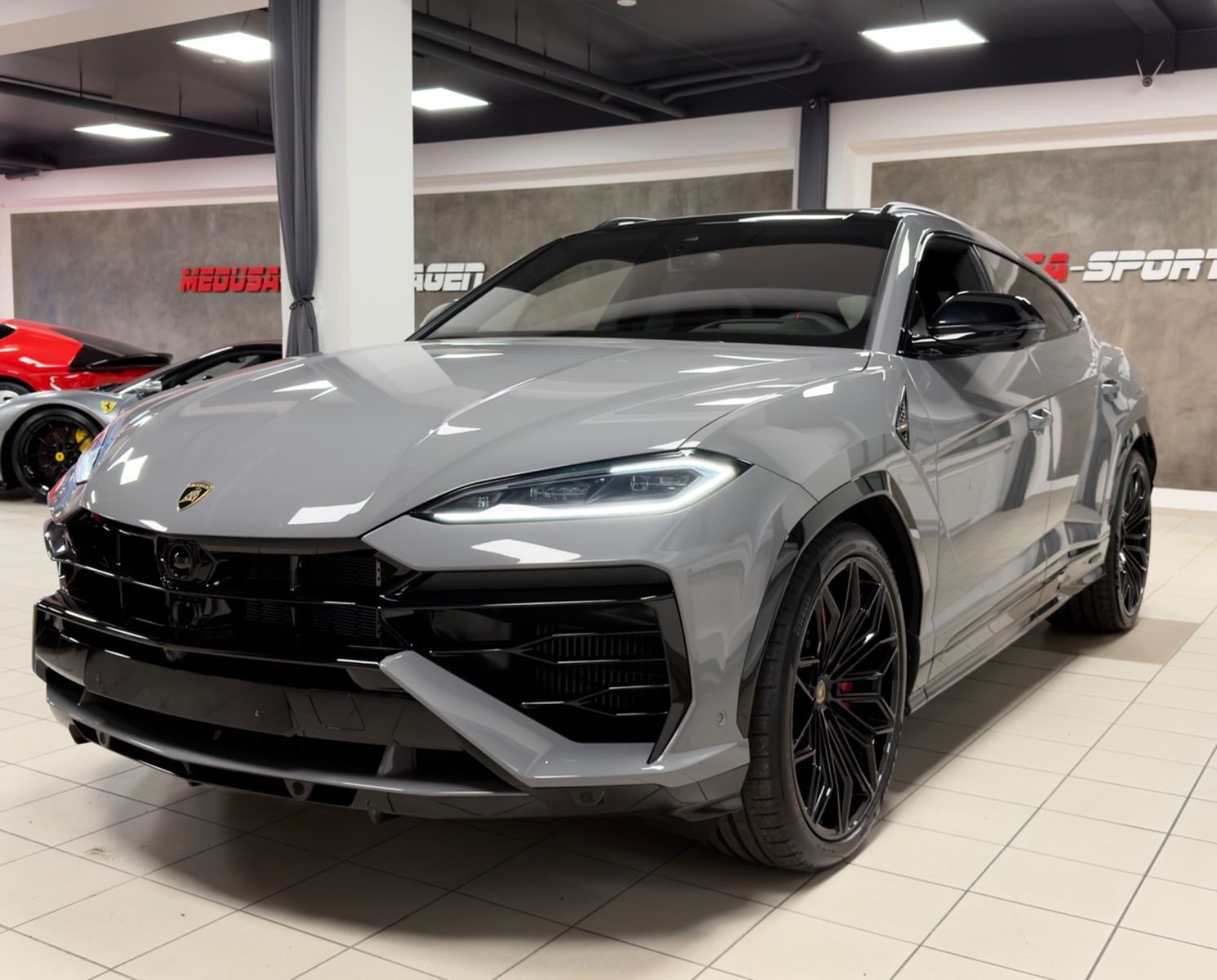Fahrzeugabbildung Lamborghini URUS SE GRIGIO CHINA CARBONPACK B&O MY26 FULLOPT