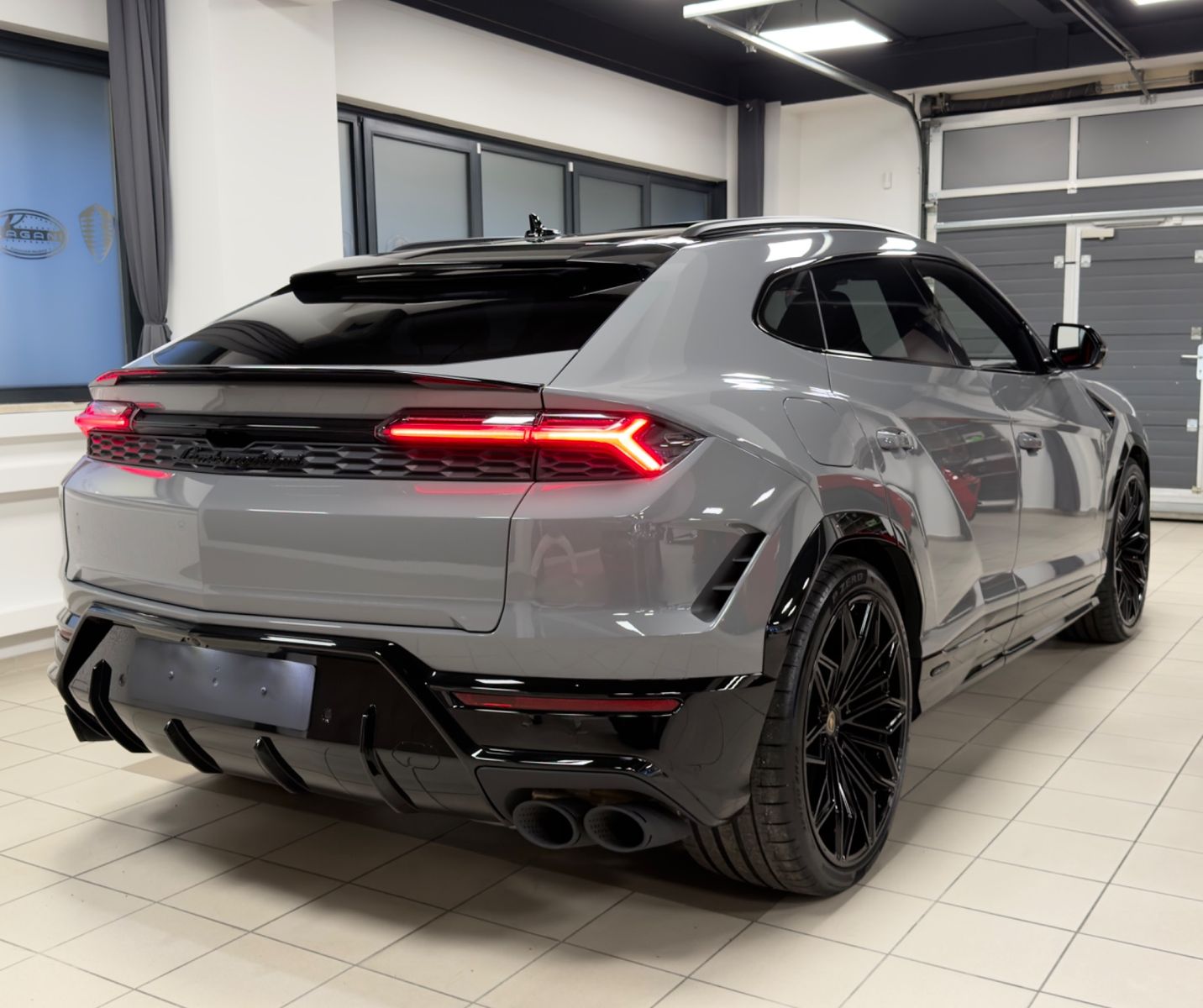 Fahrzeugabbildung Lamborghini URUS SE GRIGIO CHINA CARBONPACK B&O MY26 FULLOPT