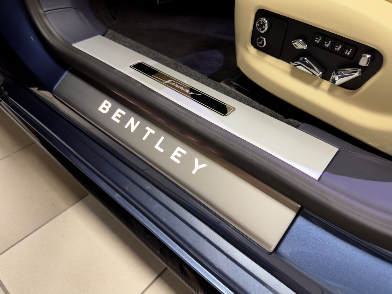 Fahrzeugabbildung Bentley FLYING SPUR SPEED W12 MULLINER CARBON FULLOPTION