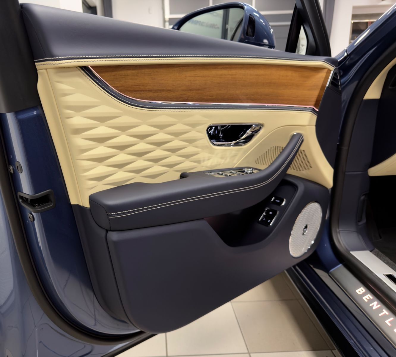 Fahrzeugabbildung Bentley FLYING SPUR SPEED W12 MULLINER CARBON FULLOPTION