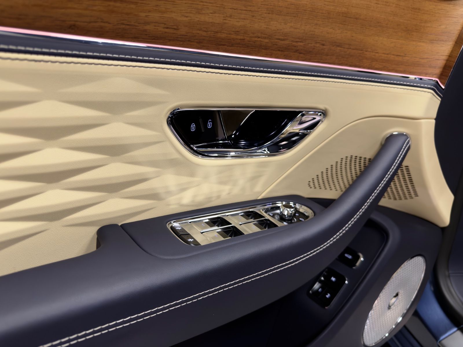 Fahrzeugabbildung Bentley FLYING SPUR SPEED W12 MULLINER CARBON FULLOPTION