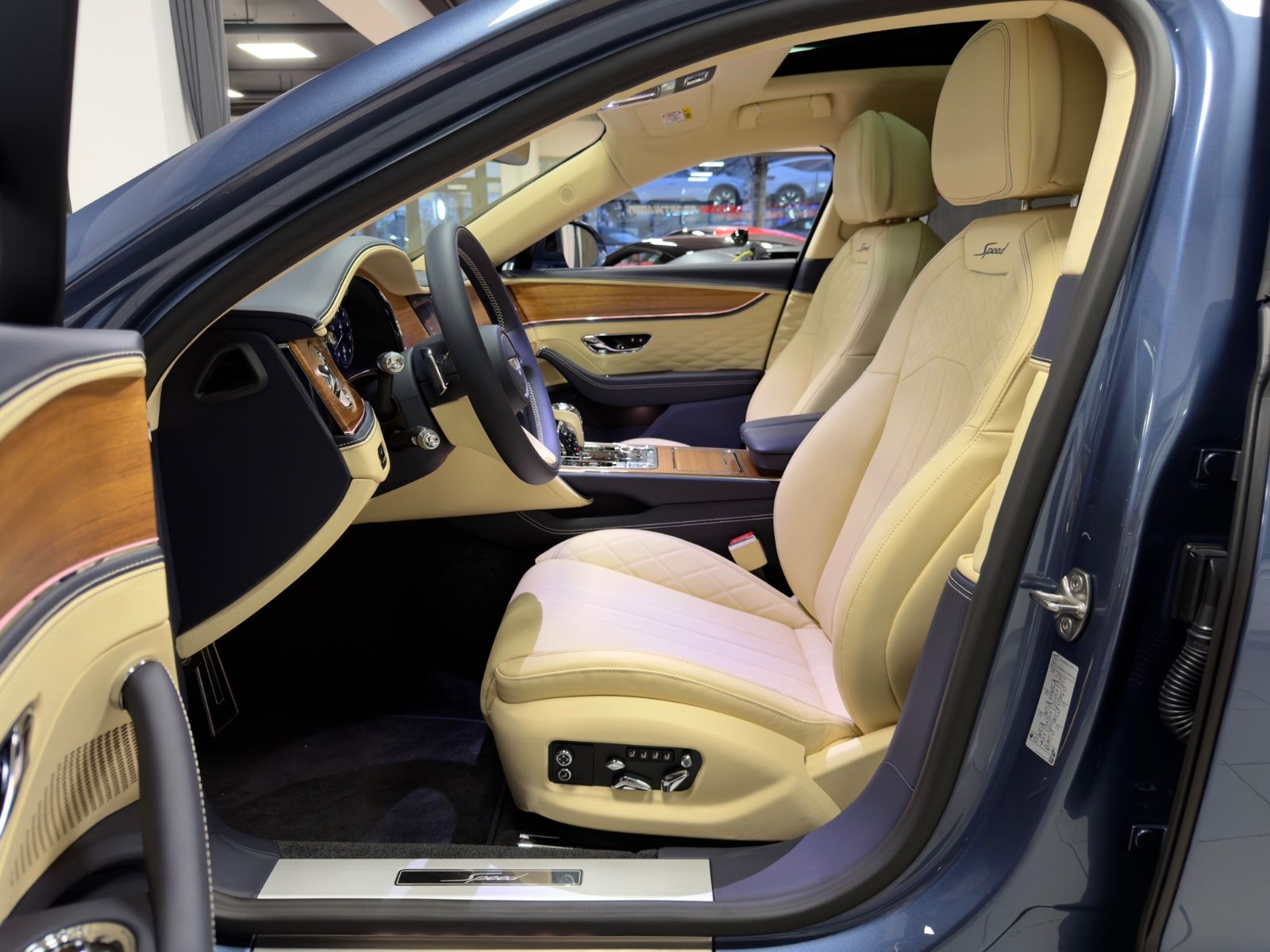 Fahrzeugabbildung Bentley FLYING SPUR SPEED W12 MULLINER CARBON FULLOPTION