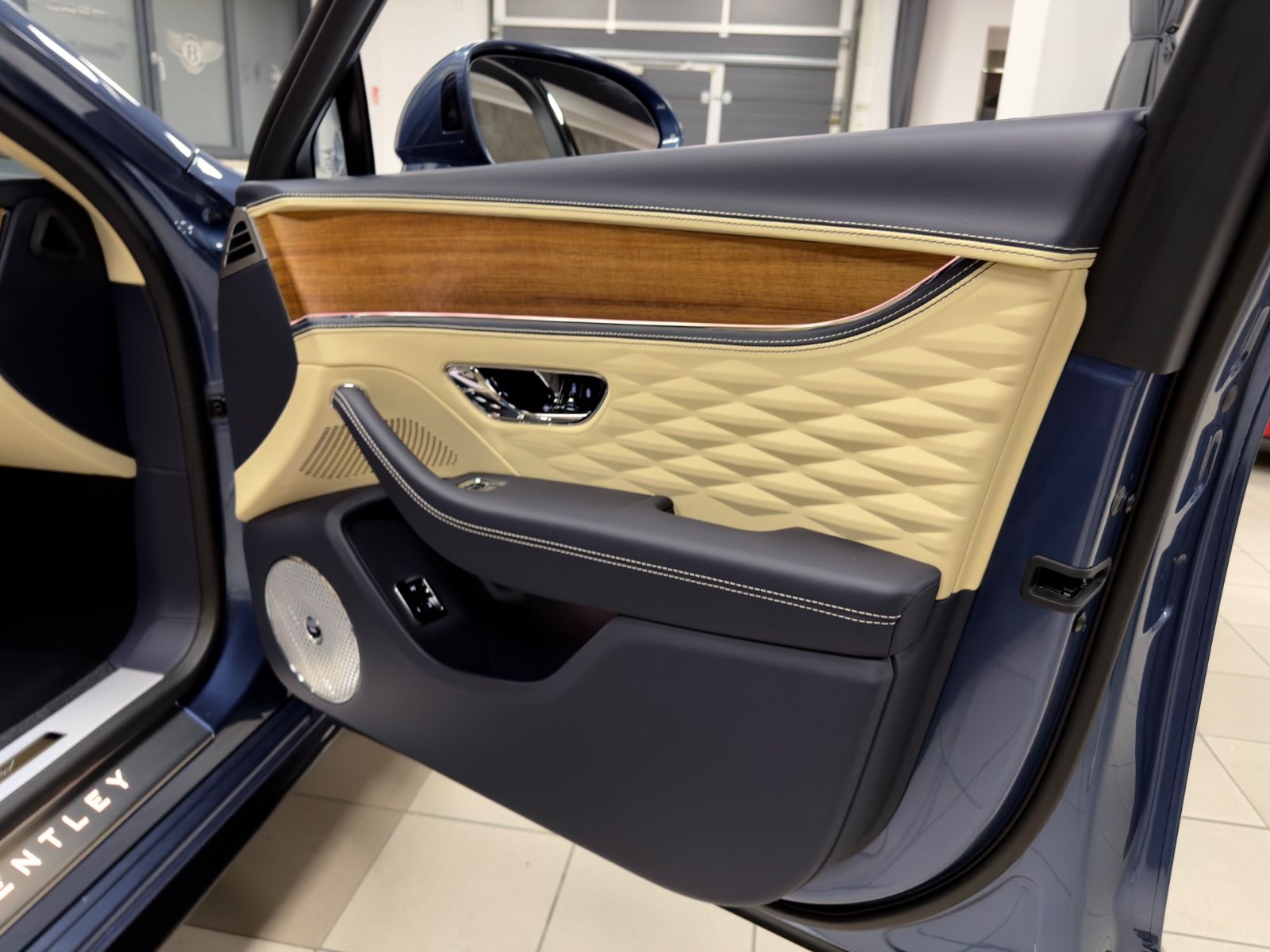 Fahrzeugabbildung Bentley FLYING SPUR SPEED W12 MULLINER CARBON FULLOPTION