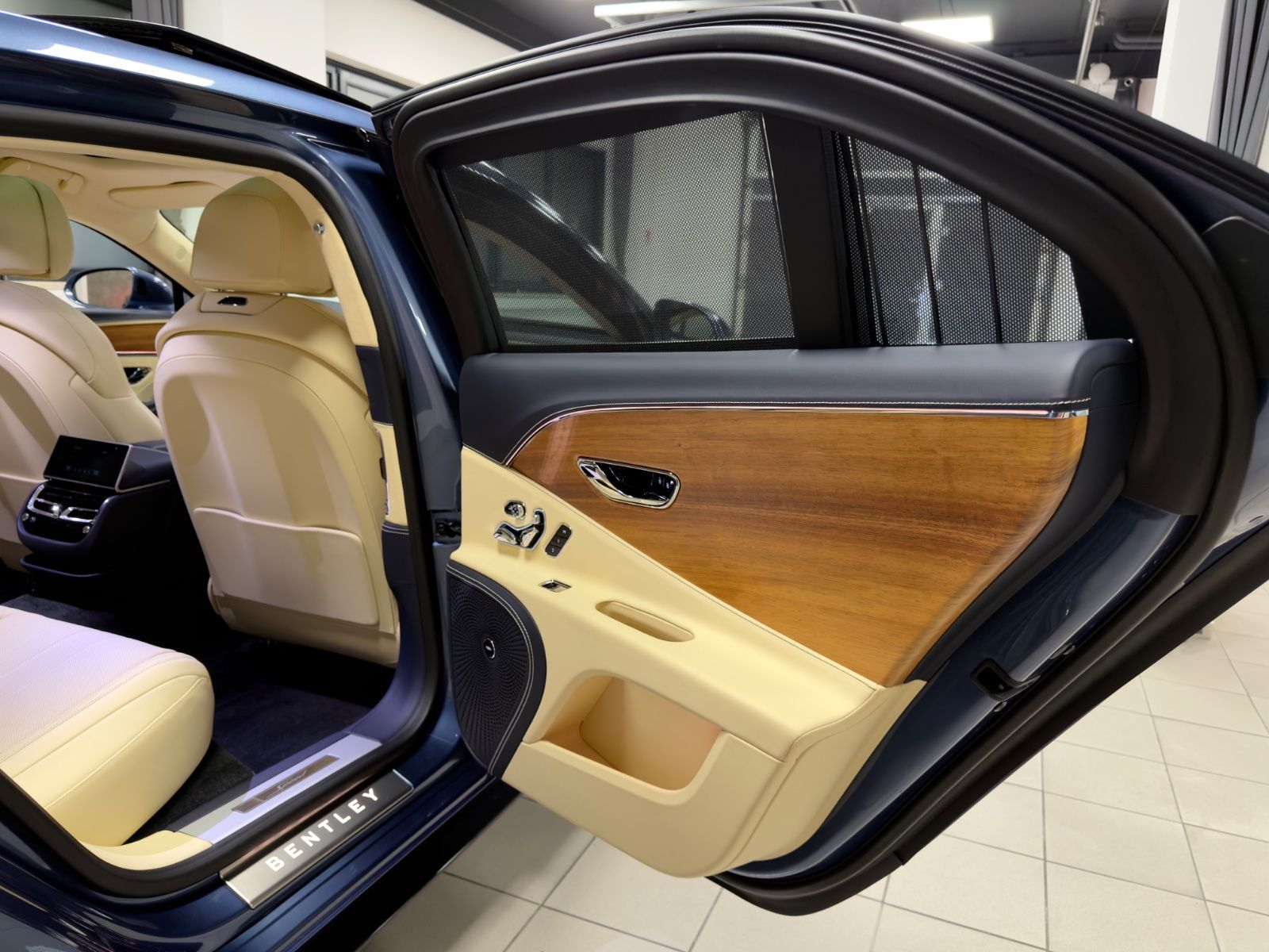 Fahrzeugabbildung Bentley FLYING SPUR SPEED W12 MULLINER CARBON FULLOPTION