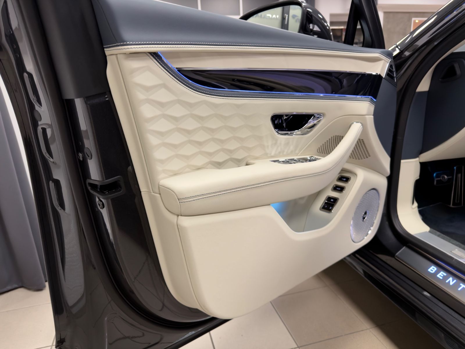 Fahrzeugabbildung Bentley FLYING SPUR SPEED FIRST EDITION BUSINESS 4SEAT!