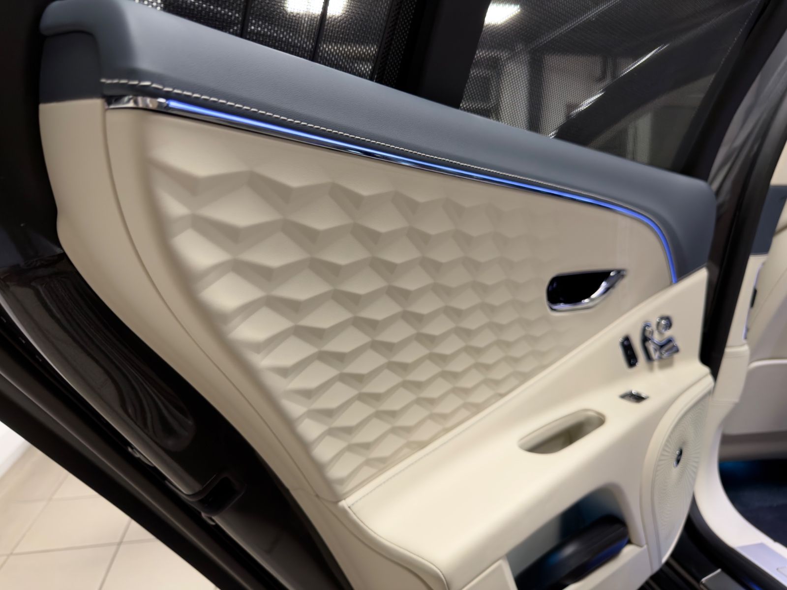 Fahrzeugabbildung Bentley FLYING SPUR SPEED FIRST EDITION BUSINESS 4SEAT!