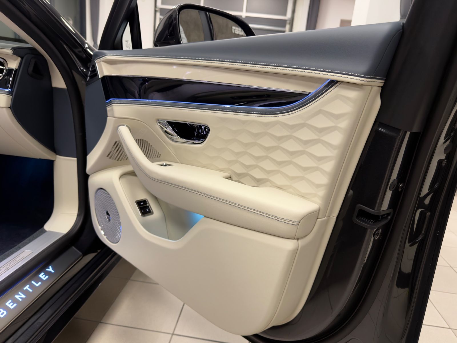 Fahrzeugabbildung Bentley FLYING SPUR SPEED FIRST EDITION BUSINESS 4SEAT!